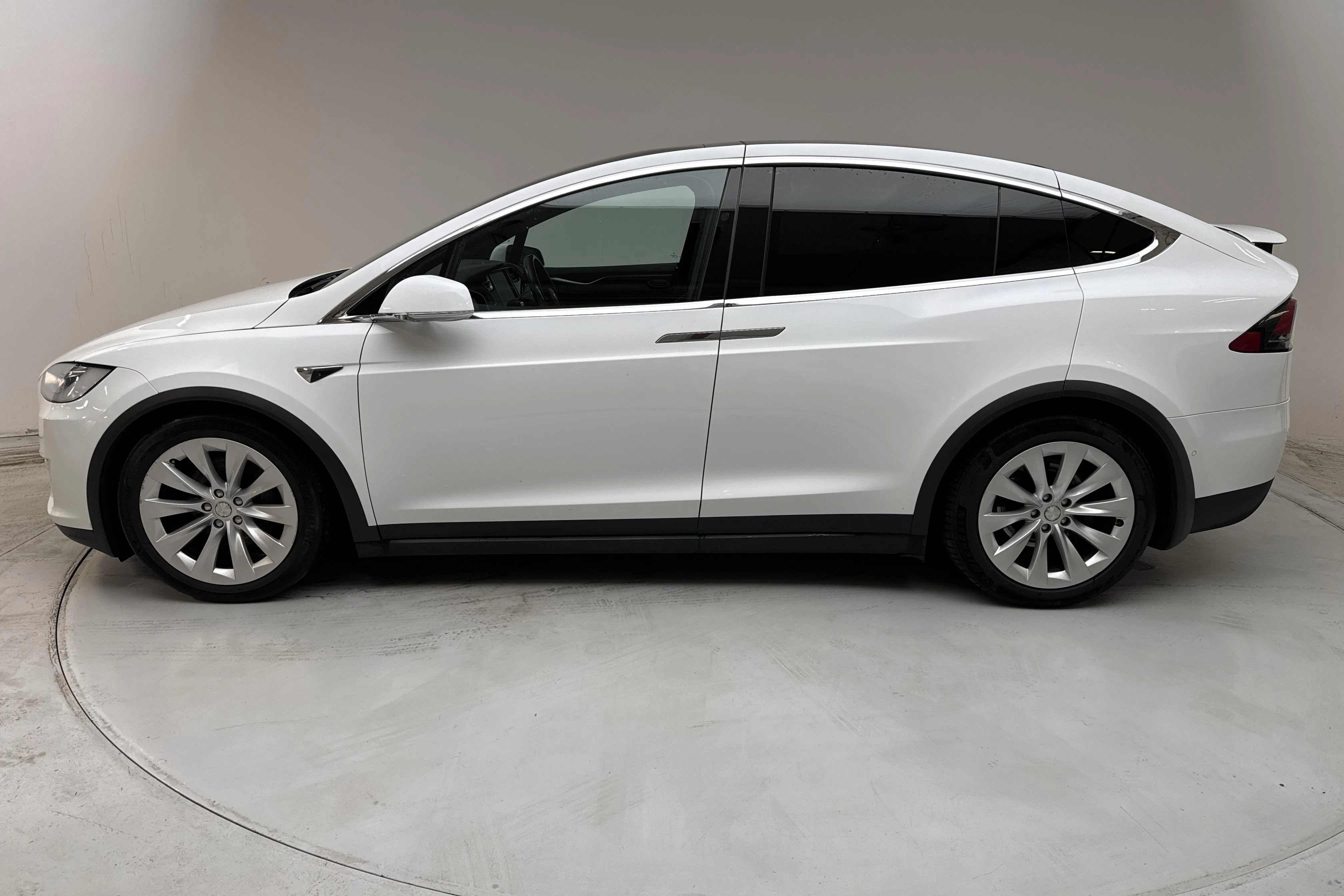 Presentation photo 2 of 20: Tesla Model X 60D - 17 111 Scandinavian mile - Automatic - white - 2016