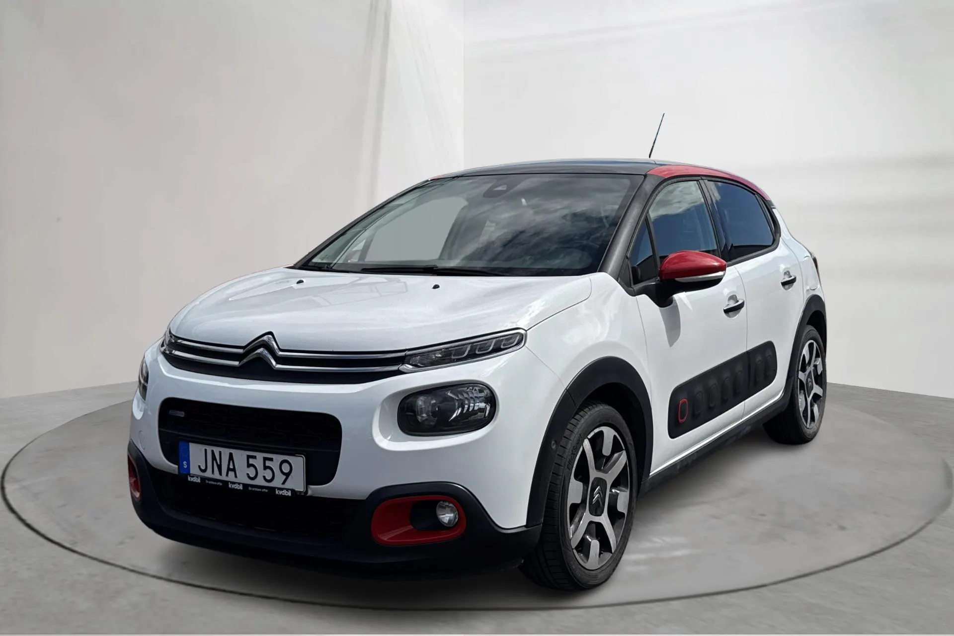 Presentationsfoto 1 av 14: Citroën C3 PureTech (110hk) - 10 634 mil - Manuell - vit - 2017