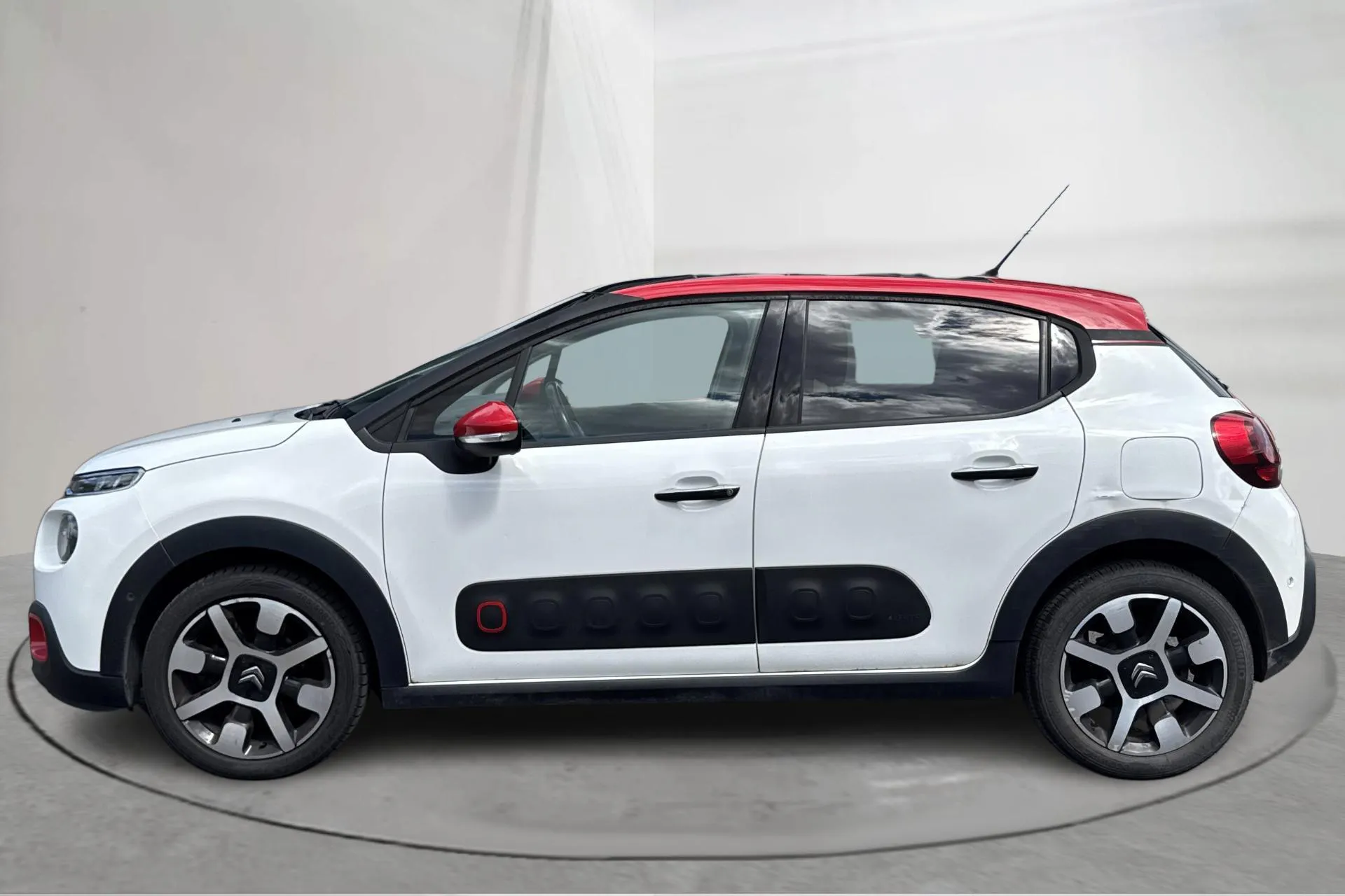Presentationsfoto 2 av 14: Citroën C3 PureTech (110hk) - 10 634 mil - Manuell - vit - 2017