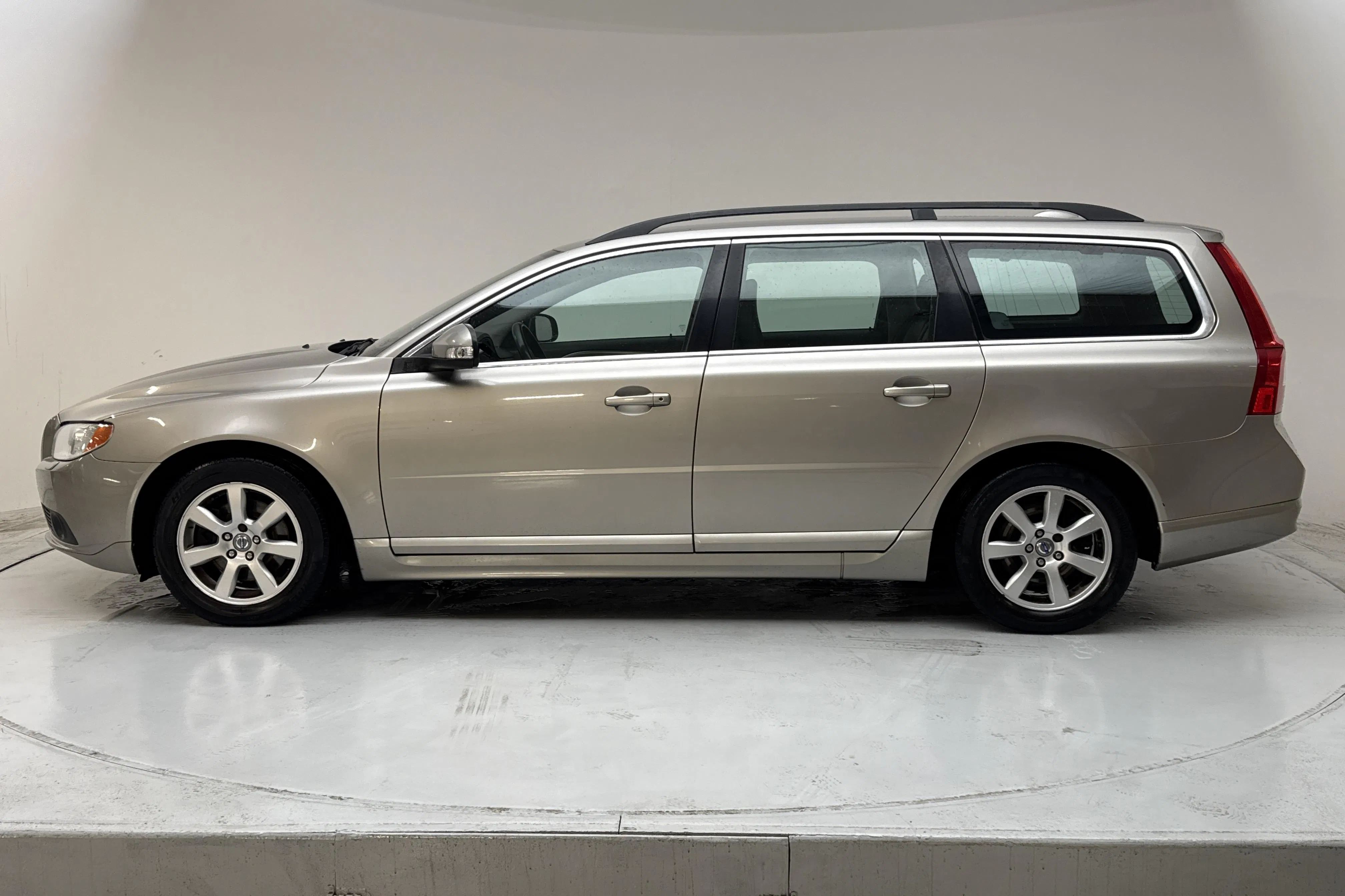 Presentationsfoto 2 av 13: Volvo V70 II 1.6D DRIVe (109hk) - 26 638 mil - Manuell - Ljusbrun - 2011