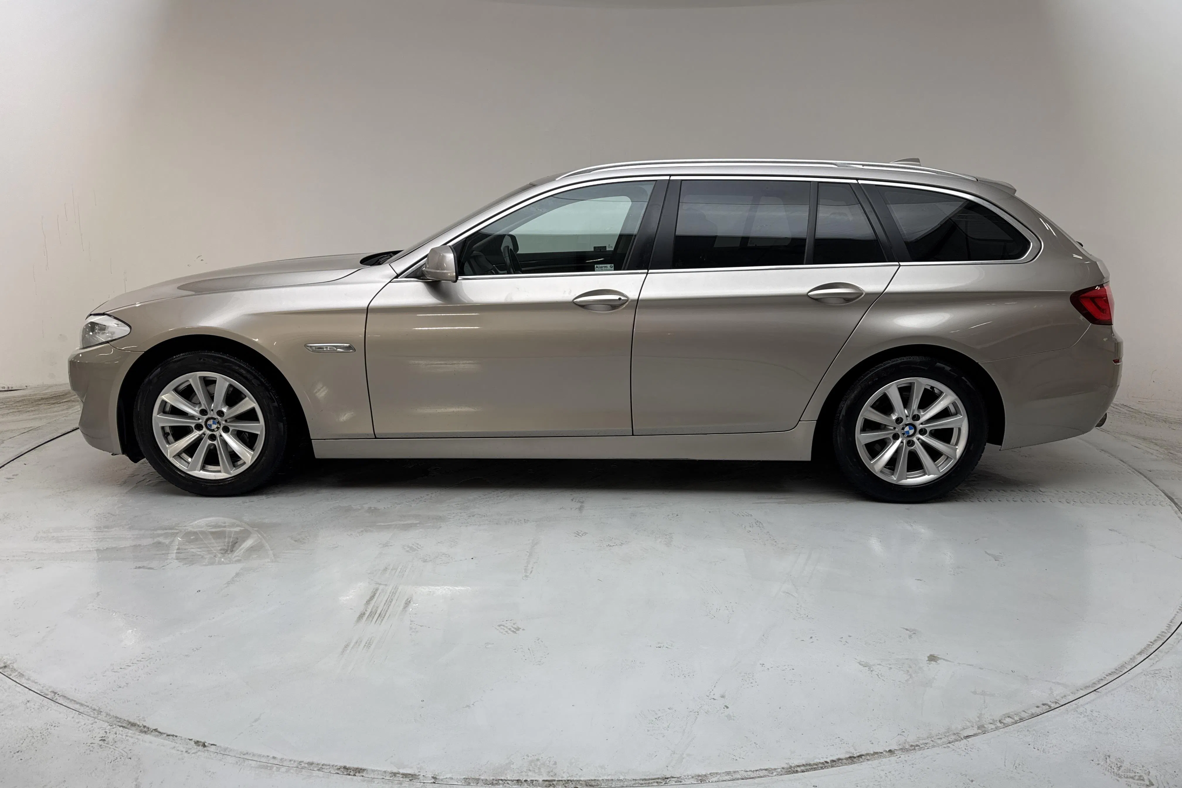Presentationsfoto 2 av 13: BMW 520d Touring, F11 (184hk) - 25 080 mil - Manuell - silver - 2012
