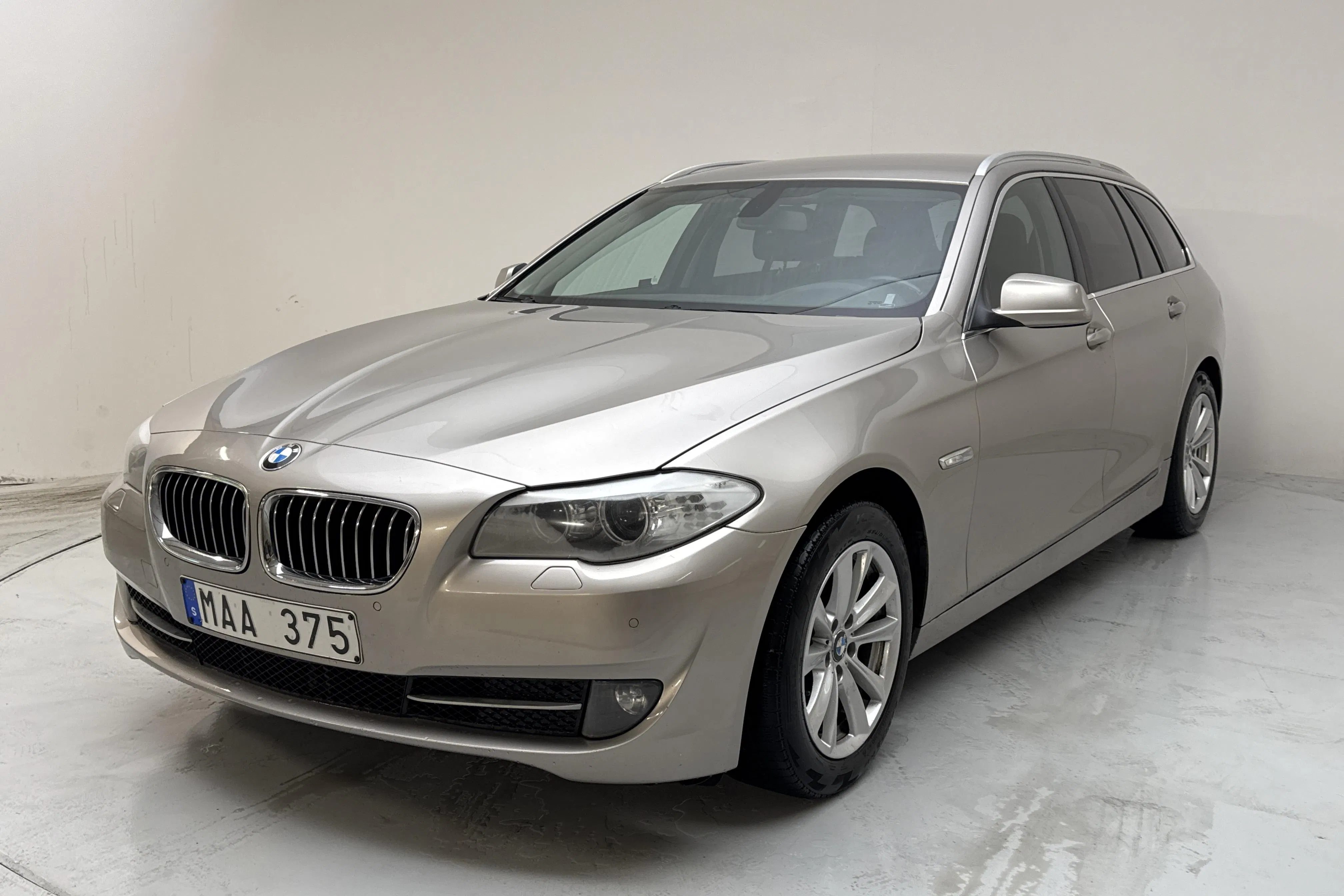 Presentationsfoto 1 av 13: BMW 520d Touring, F11 (184hk) - 25 080 mil - Manuell - silver - 2012