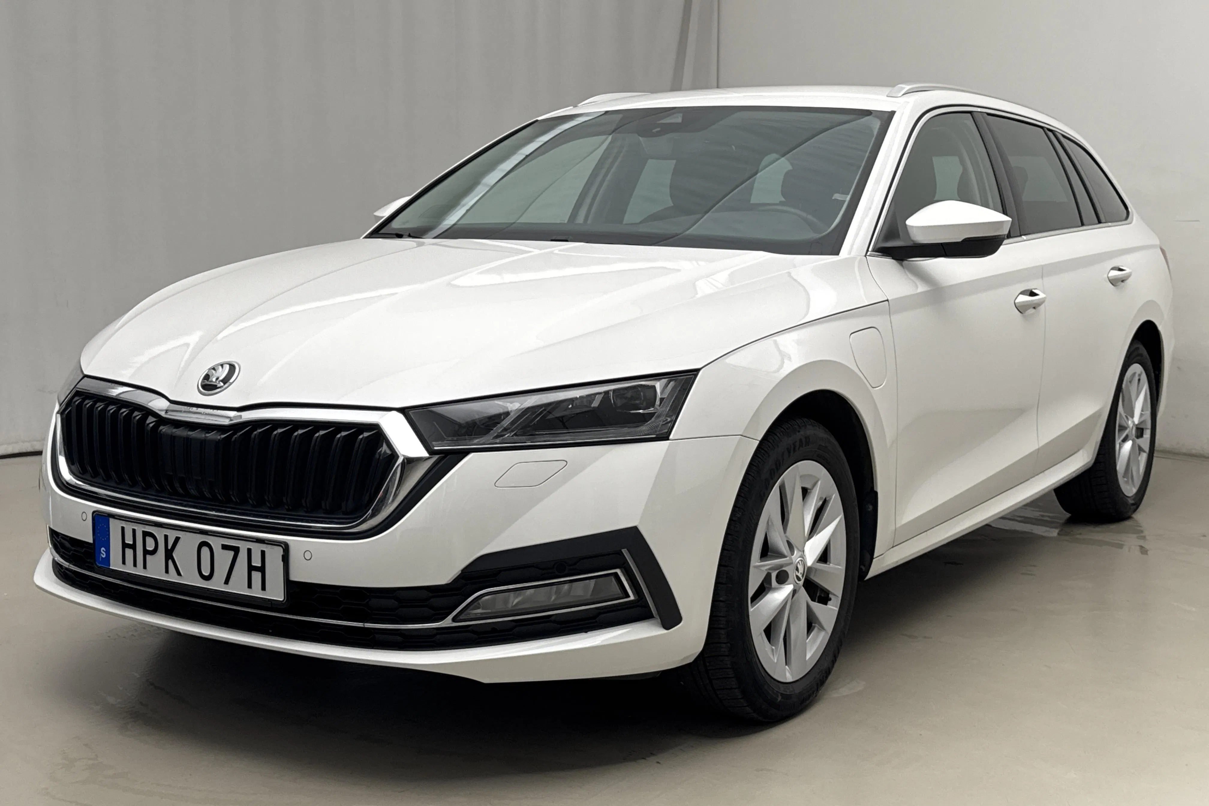 Presentationsfoto 1 av 19: Skoda Octavia 1.4 iV PHEV Combi (204hk) - 7 455 mil - Automat - vit - 2022
