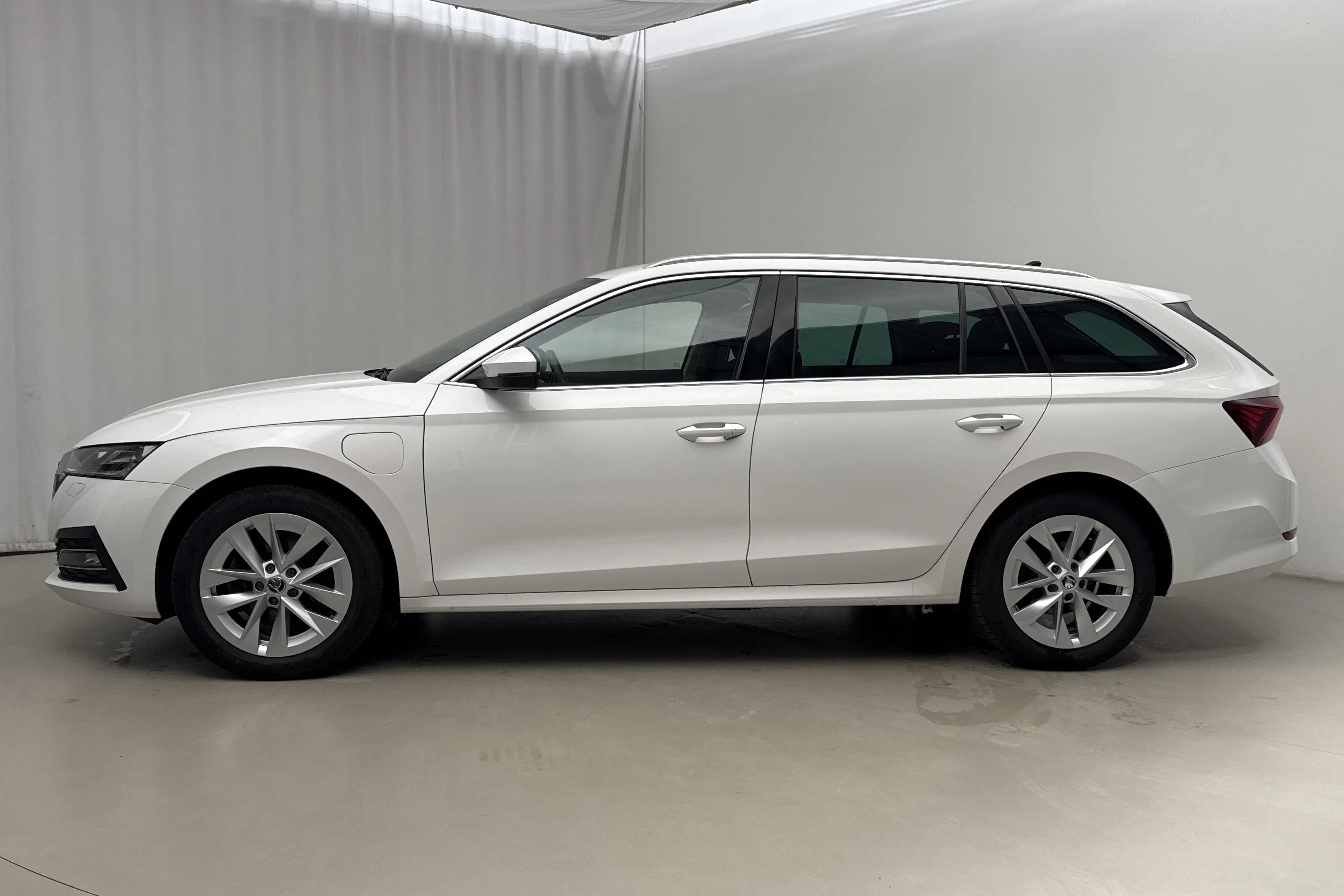Presentationsfoto 2 av 19: Skoda Octavia 1.4 iV PHEV Combi (204hk) - 7 455 mil - Automat - vit - 2022