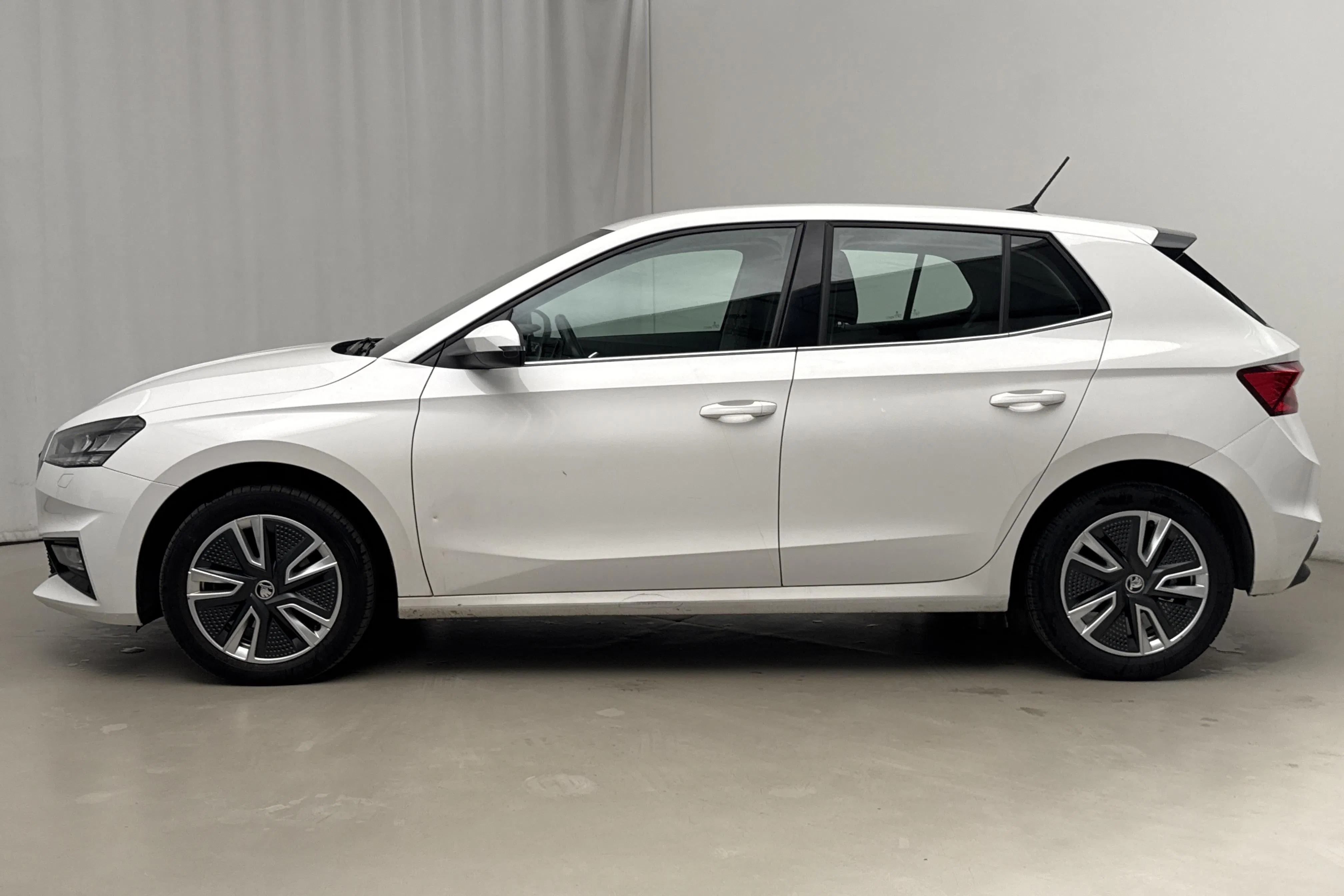 Presentation photo 2 of 17: Skoda Fabia 1.0 TSI (110hk) - 132 670 km - Automatic - white - 2022