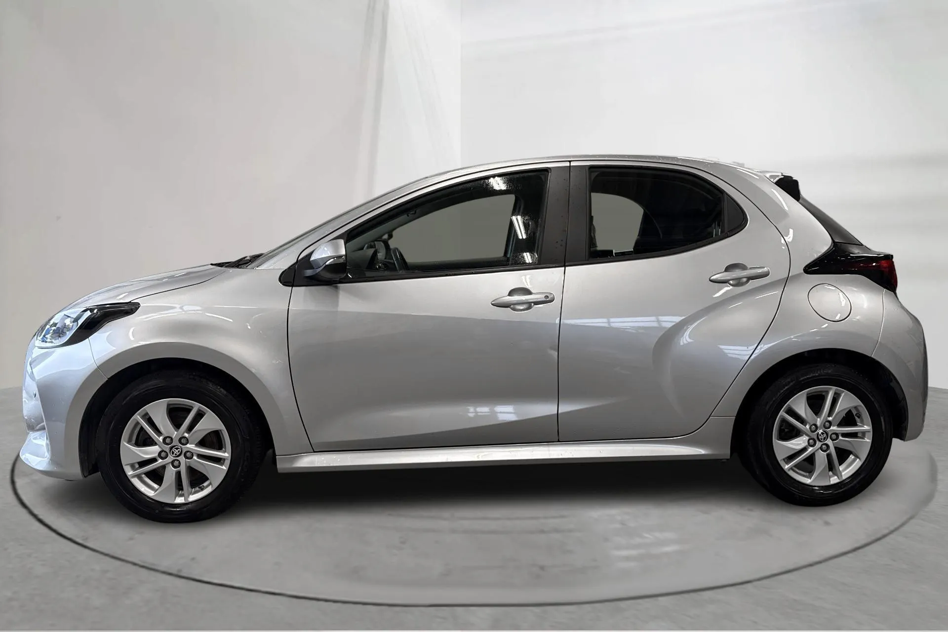 Presentationsfoto 2 av 15: Toyota Yaris 1.5 Hybrid 5dr (116hk) - 4 234 mil - Automat - silver - 2023