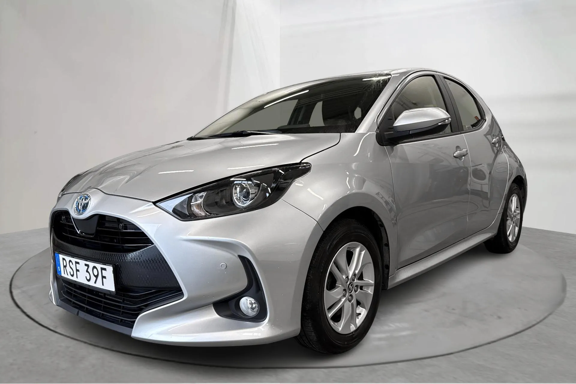 Presentationsfoto 1 av 15: Toyota Yaris 1.5 Hybrid 5dr (116hk) - 4 234 mil - Automat - silver - 2023