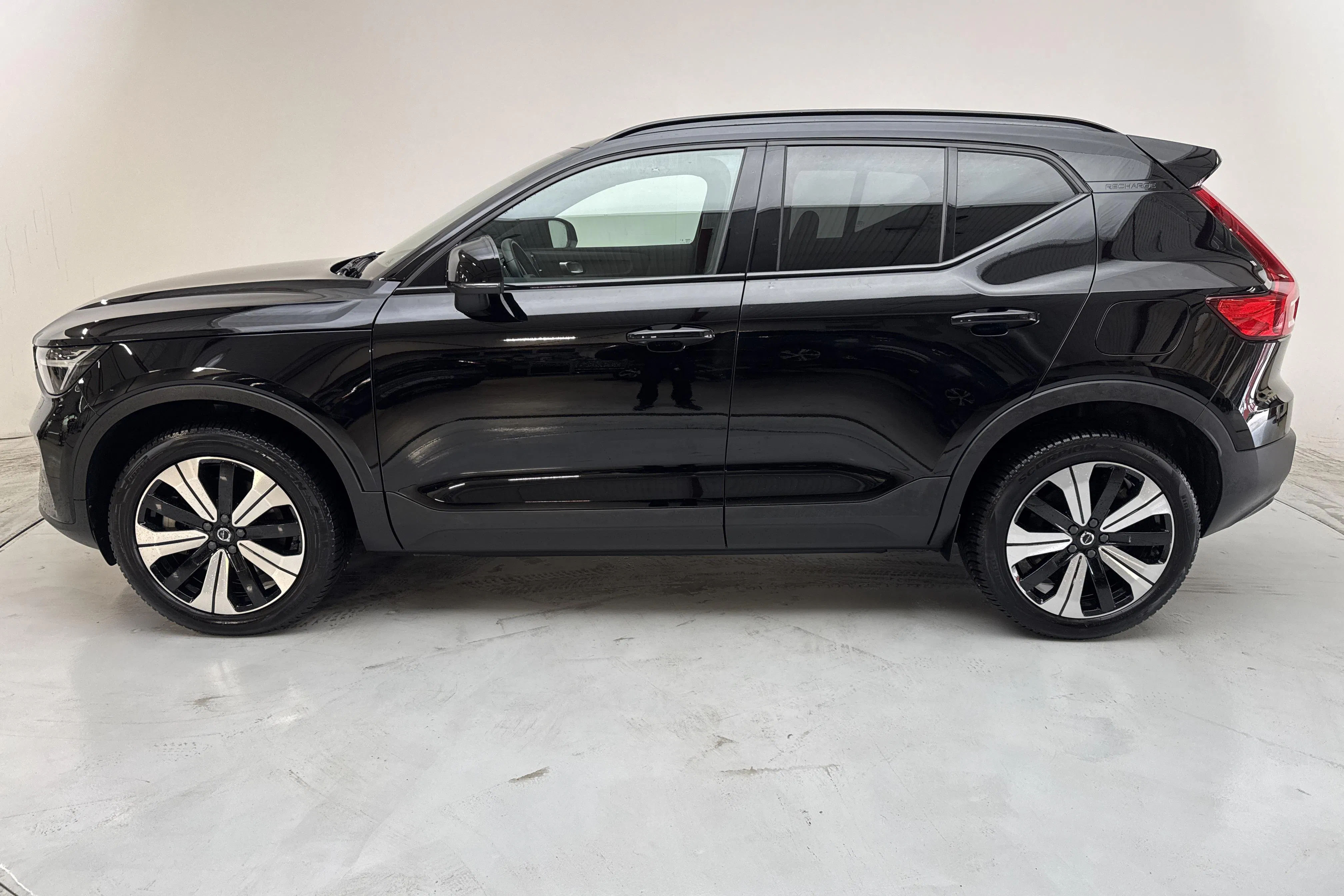 Presentationsfoto 2 av 16: Volvo XC40 P6 Recharge (231hk) - 3 336 mil - Automat - svart - 2023