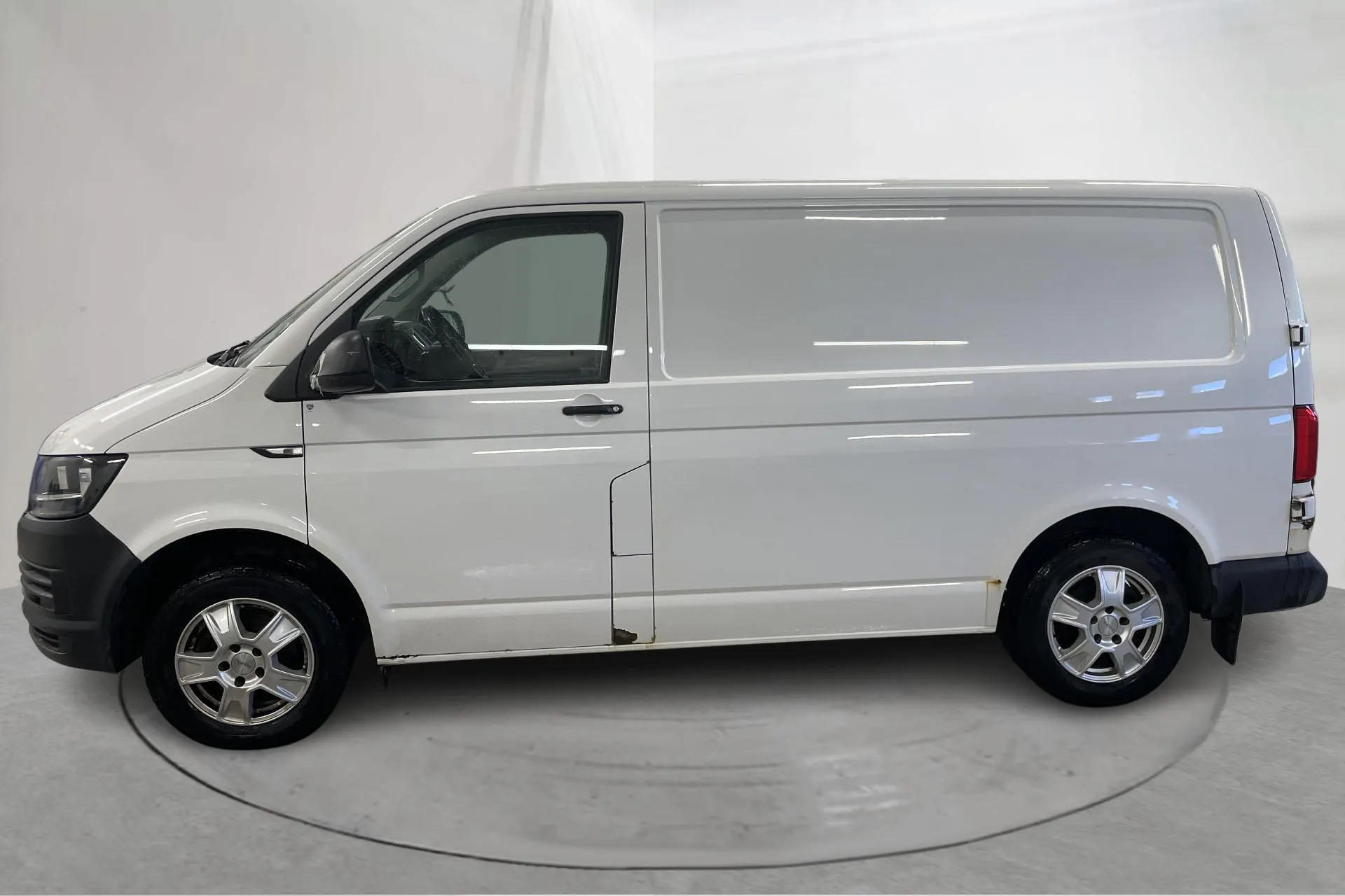 Presentationsfoto 2 av 12: VW Transporter T6 2.0 TDI BMT Skåp (102hk) - 13 315 mil - Manuell - vit - 2017