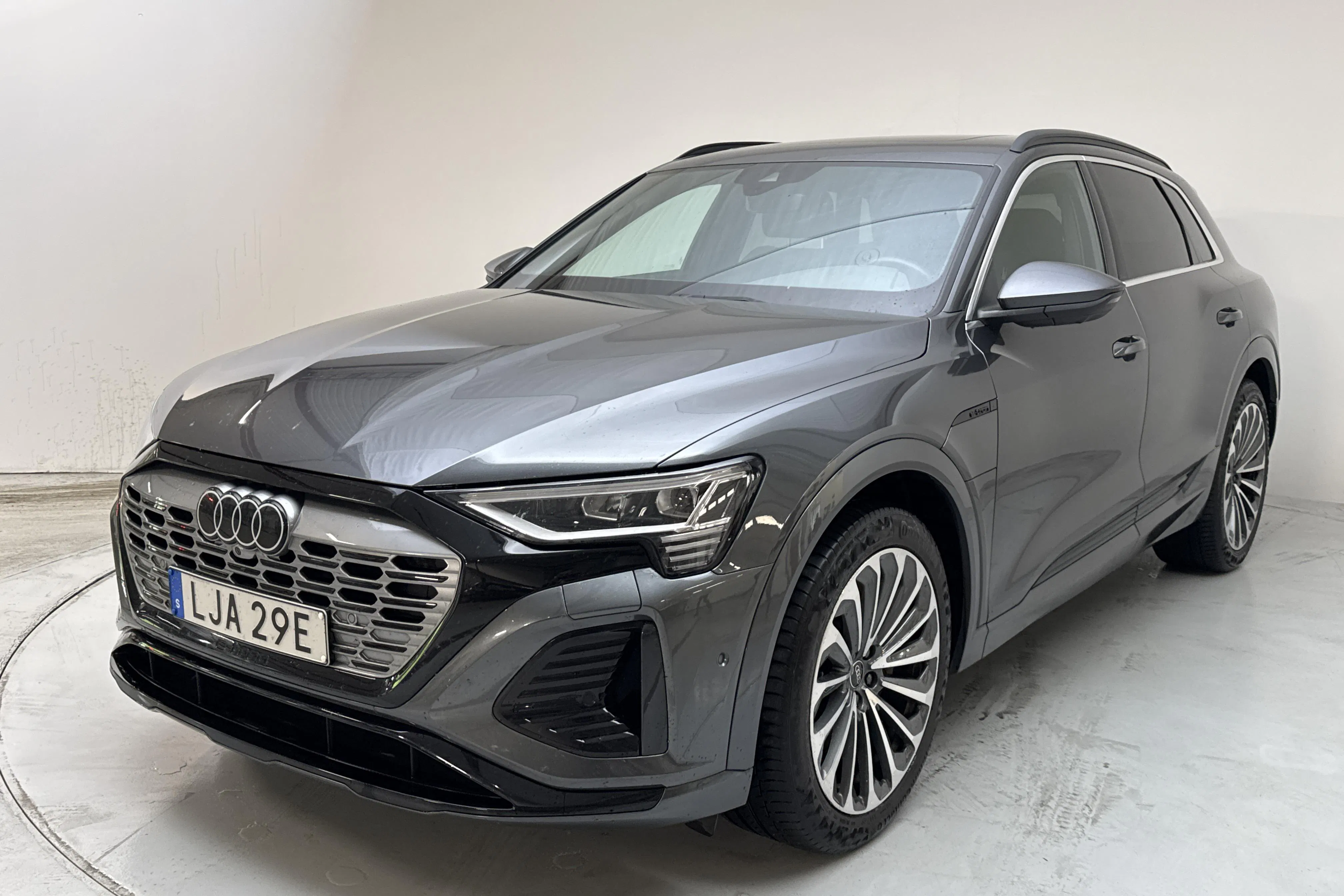 Presentation photo 1 of 18: Audi Q8 55 e-tron quattro (408hk) - 75 140 km - Automatic - gray - 2024