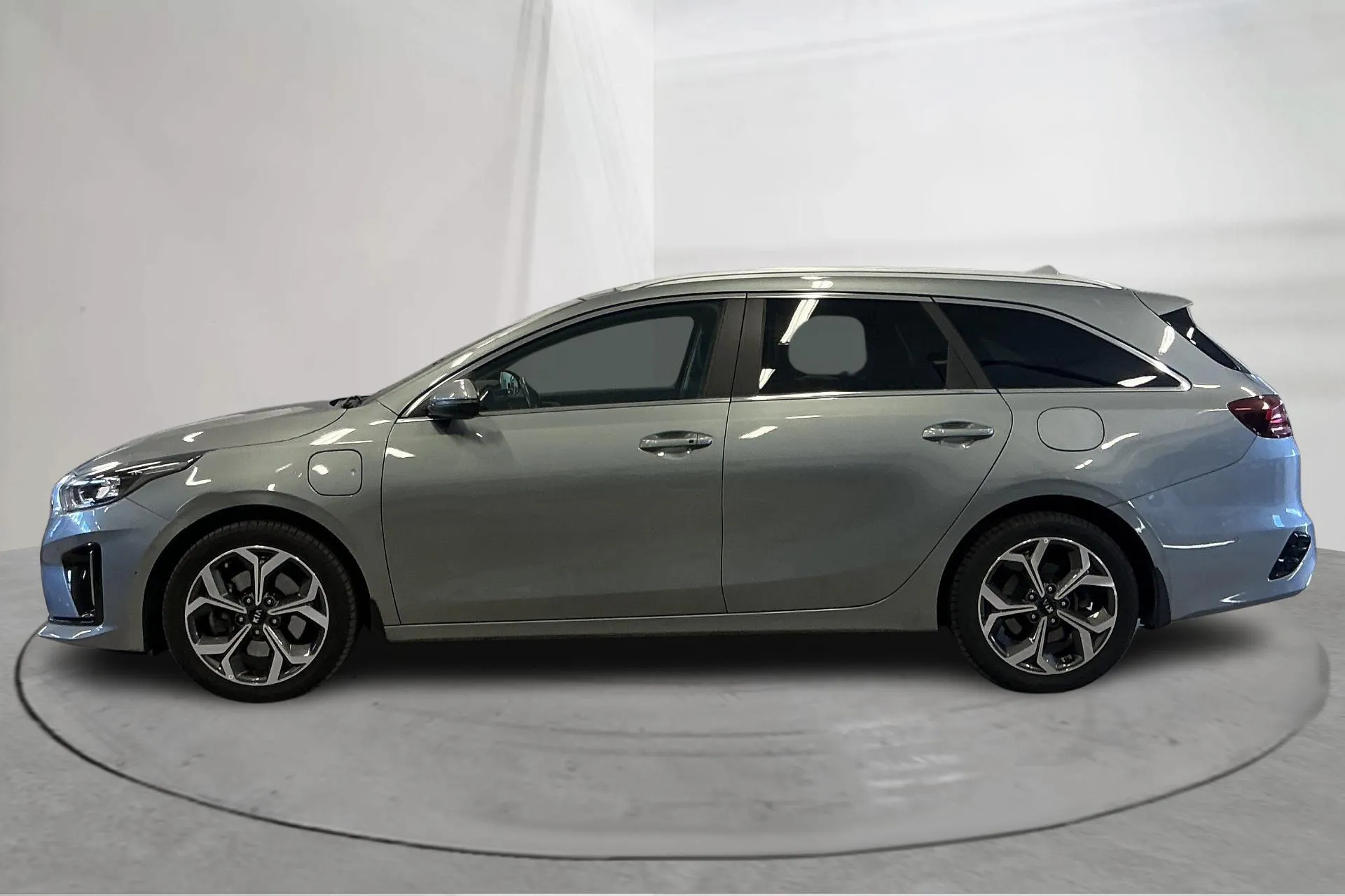 Presentationsfoto 2 av 18: KIA Ceed 1.6 Plug-in Hybrid SW (141hk) - 10 356 mil - Automat - grå - 2020