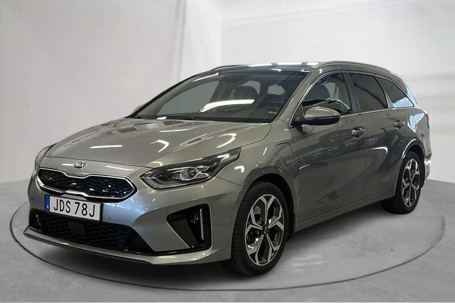 Presentationsfoto 1 av 18: KIA Ceed 1.6 Plug-in Hybrid SW (141hk) - 10 356 mil - Automat - grå - 2020