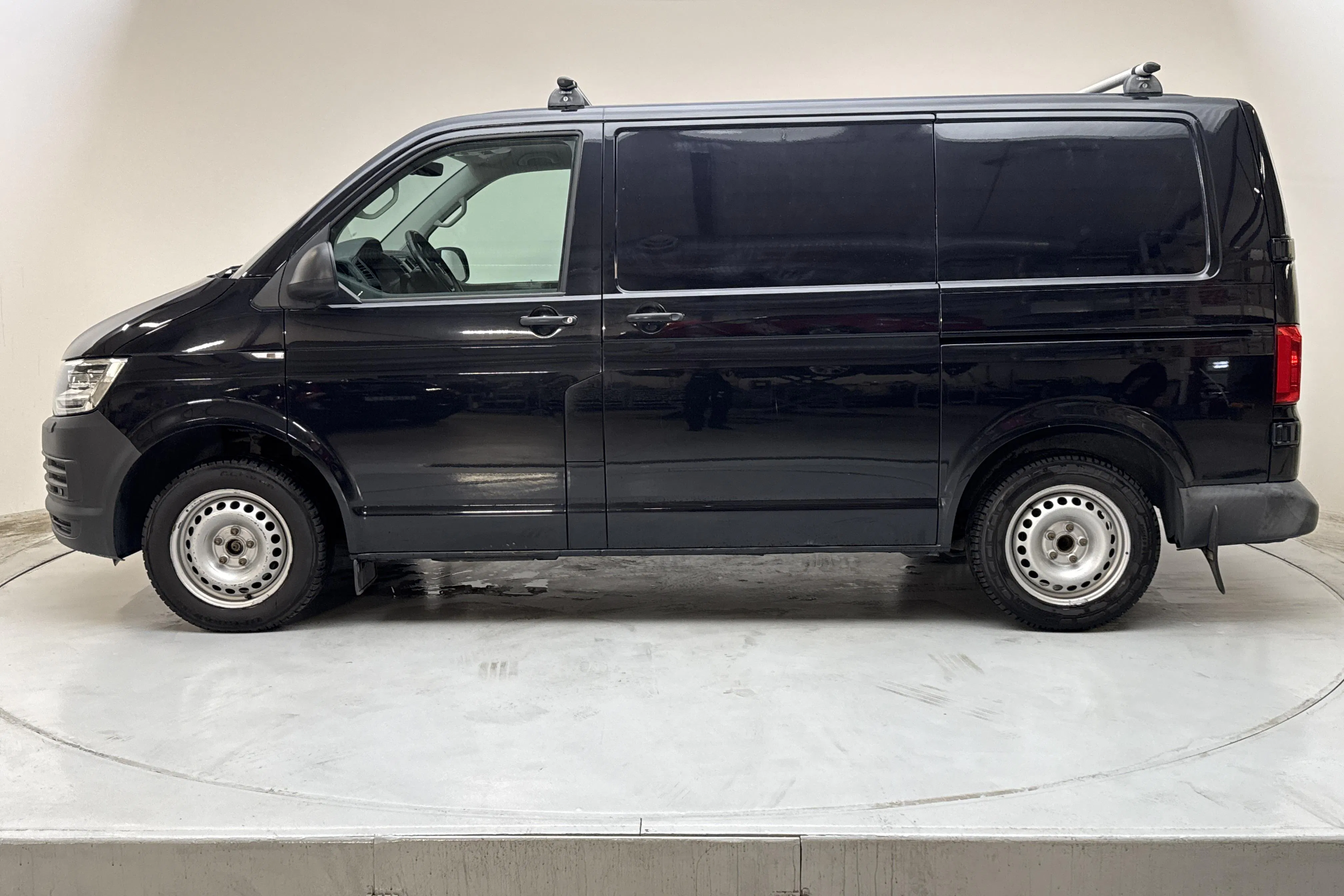Presentationsfoto 2 av 13: VW Transporter T6 2.0 TDI BMT Skåp (150hk) - 23 507 mil - Automat - svart - 2017