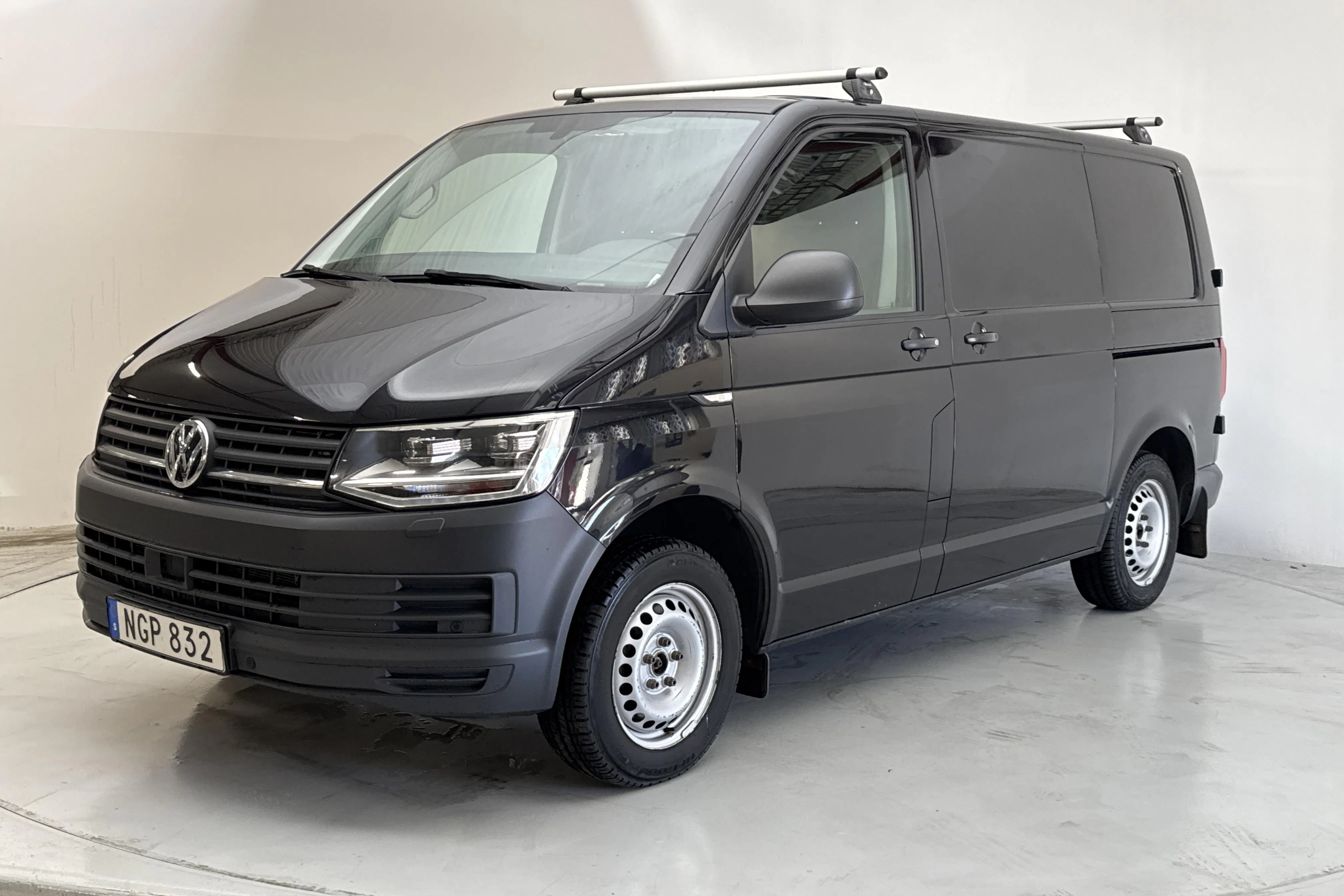 Presentationsfoto 1 av 13: VW Transporter T6 2.0 TDI BMT Skåp (150hk) - 23 507 mil - Automat - svart - 2017