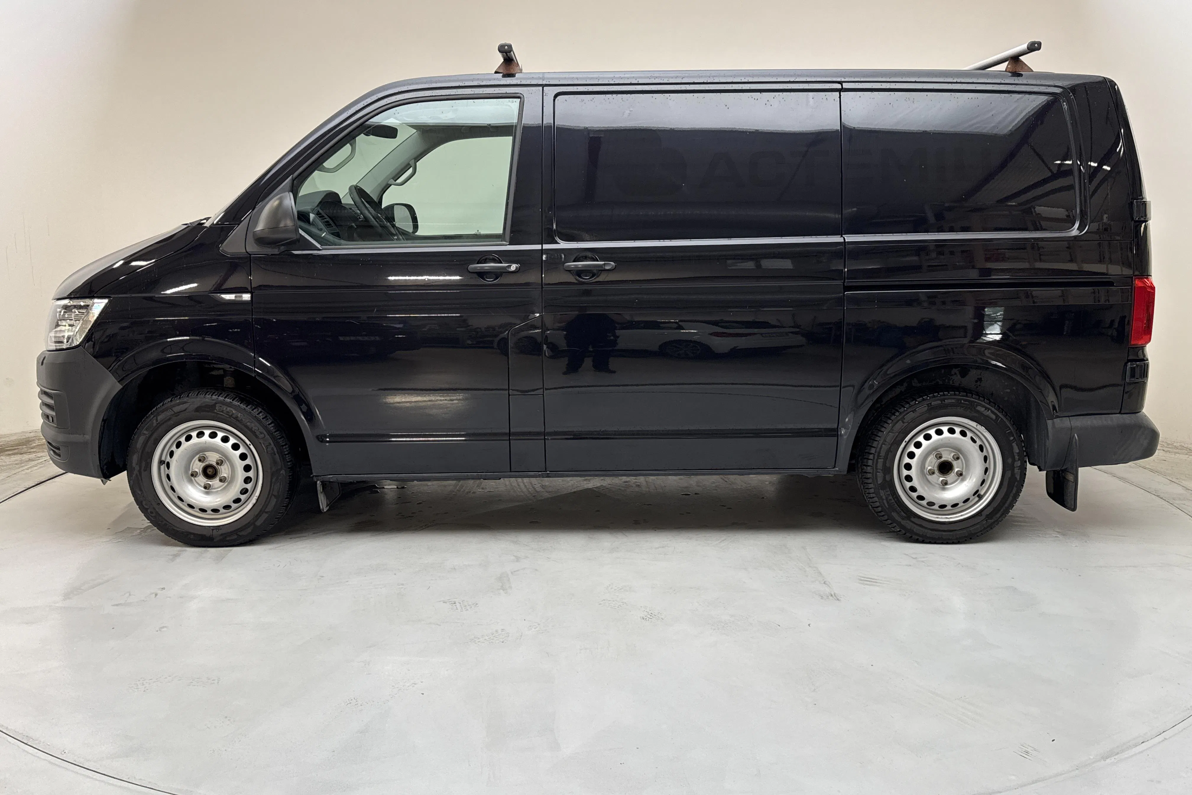 Presentationsfoto 2 av 11: VW Transporter T6 2.0 TDI BMT Skåp (150hk) - 20 928 mil - Automat - svart - 2018