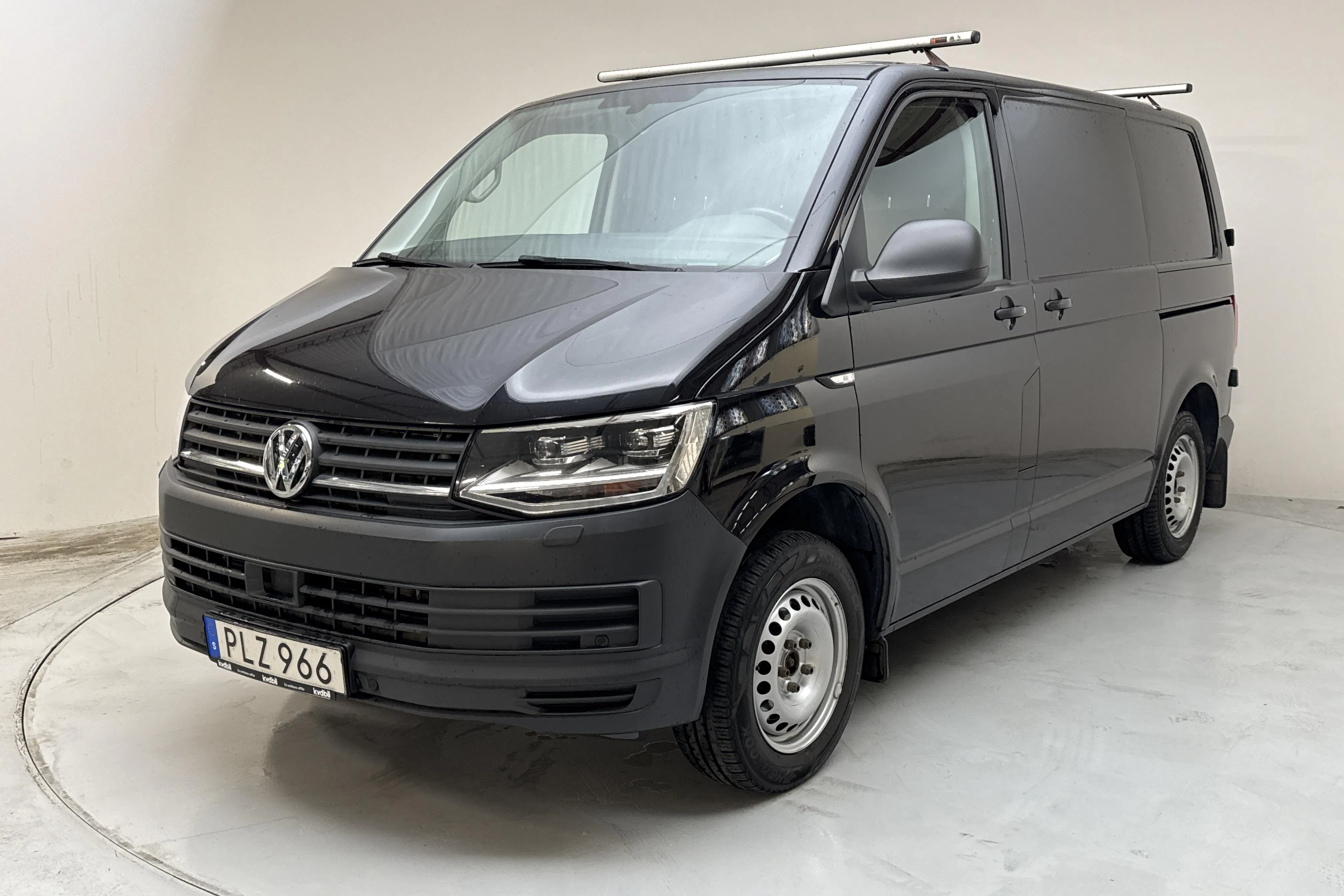 Presentationsfoto 1 av 11: VW Transporter T6 2.0 TDI BMT Skåp (150hk) - 20 928 mil - Automat - svart - 2018