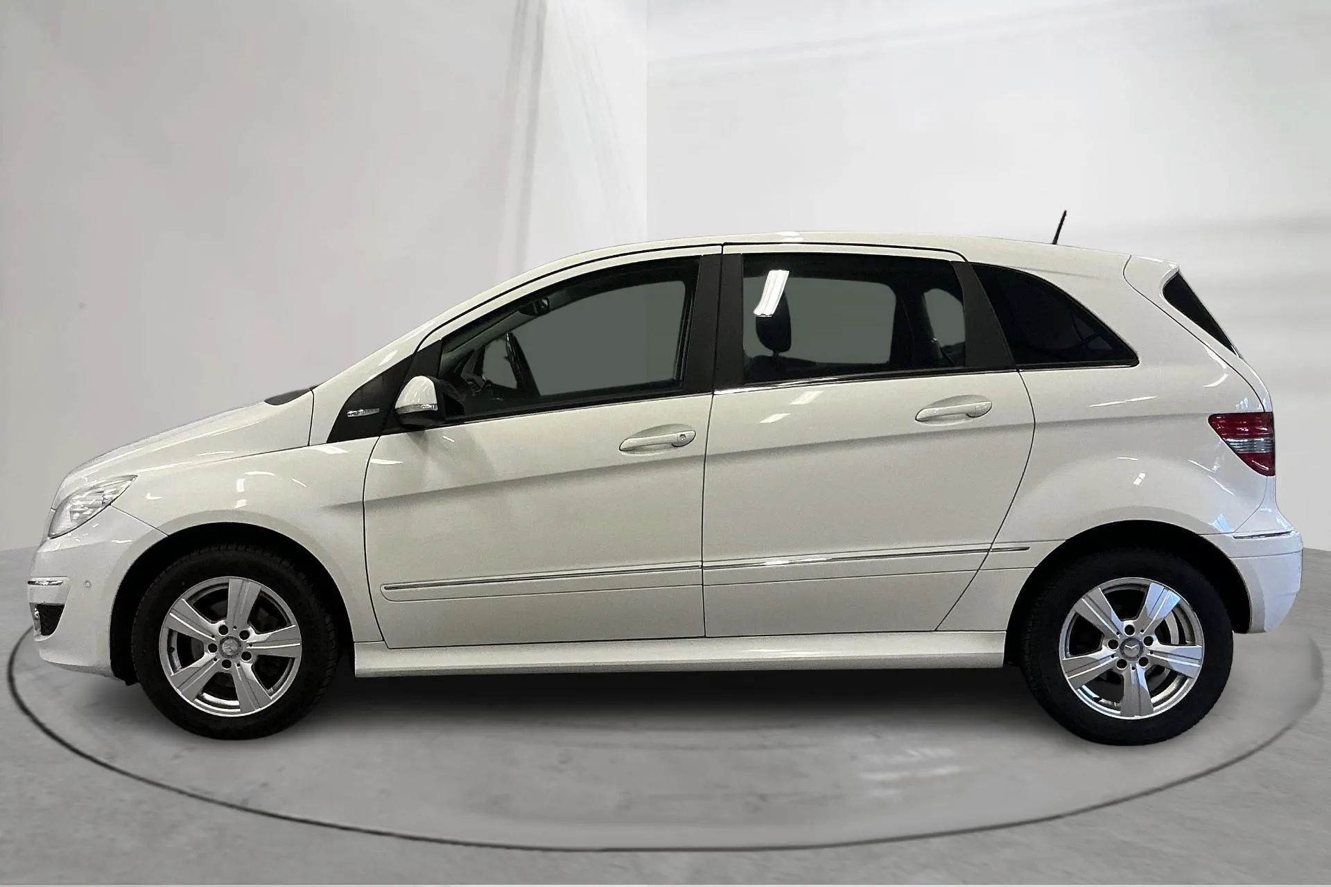 Presentationsfoto 2 av 14: Mercedes B 180 NGT BlueEfficiency (116hk) - 13 863 mil - Manuell - vit - 2010