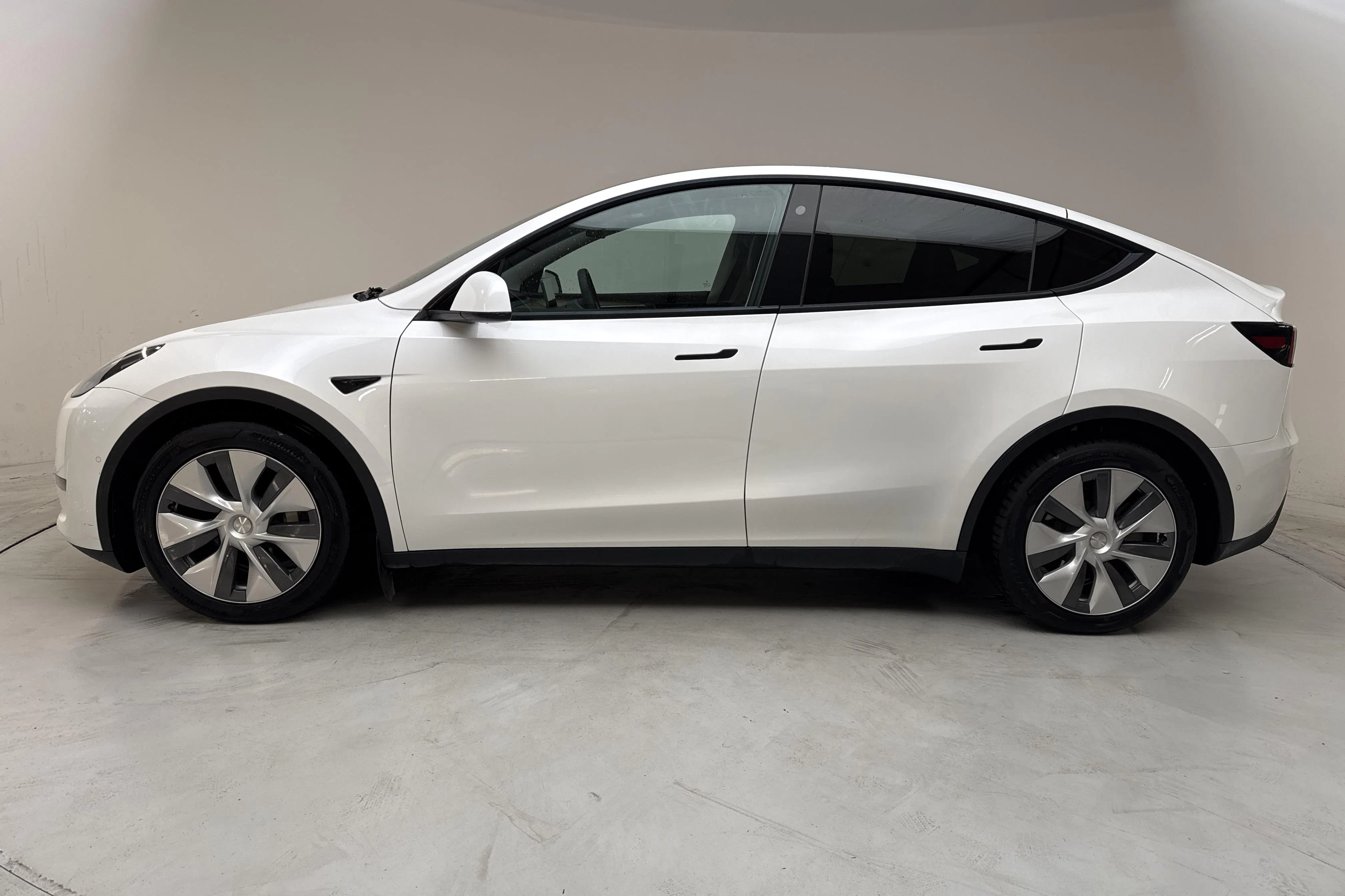 Presentation photo 2 of 16: Tesla Model Y Long Range Dual Motor AWD - 166 980 km - Automatic - white - 2022