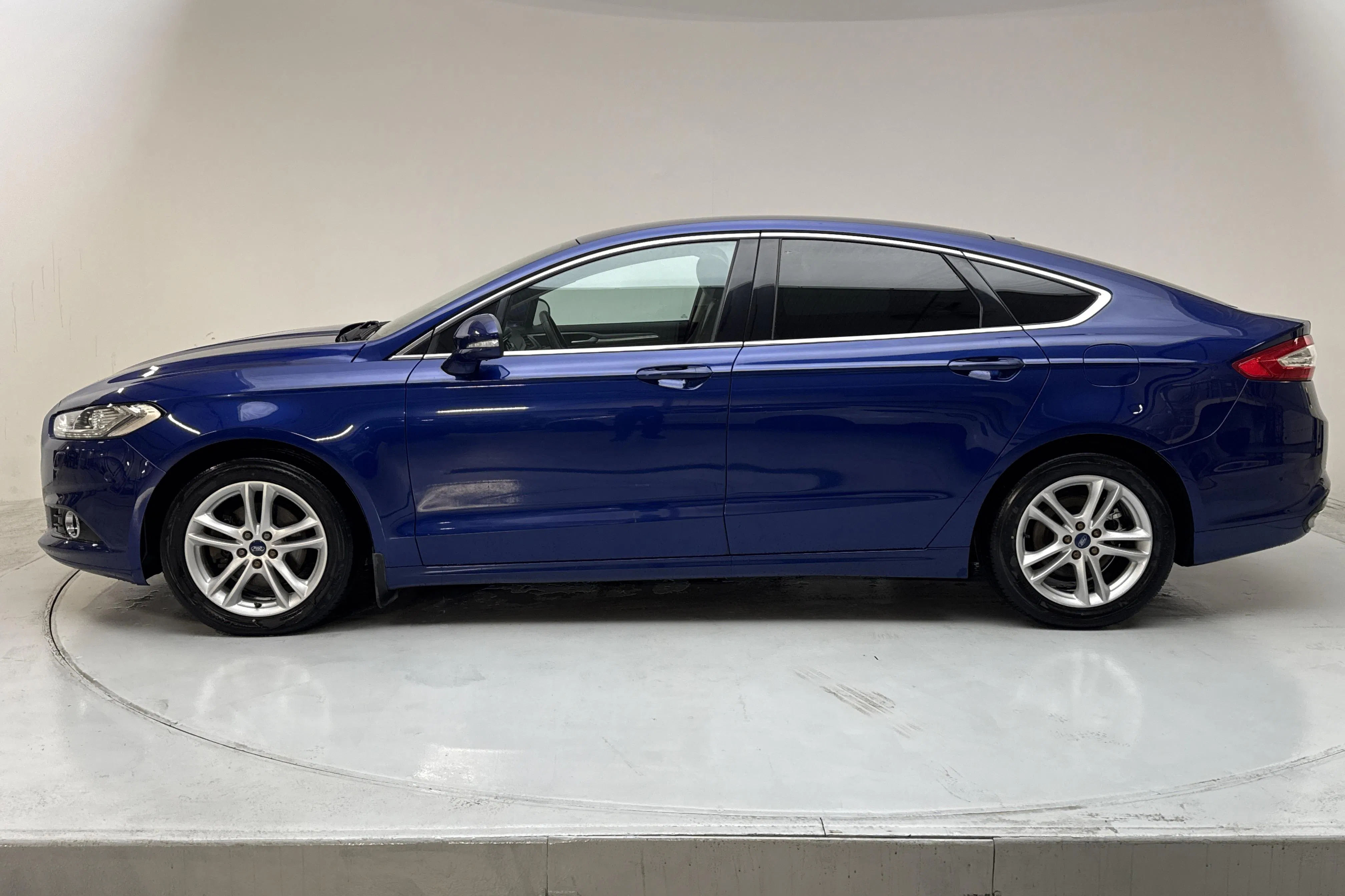 Presentationsfoto 2 av 14: Ford Mondeo 2.0 TDCi AWD 5dr (180hk) - 17 595 mil - Automat - blå - 2016