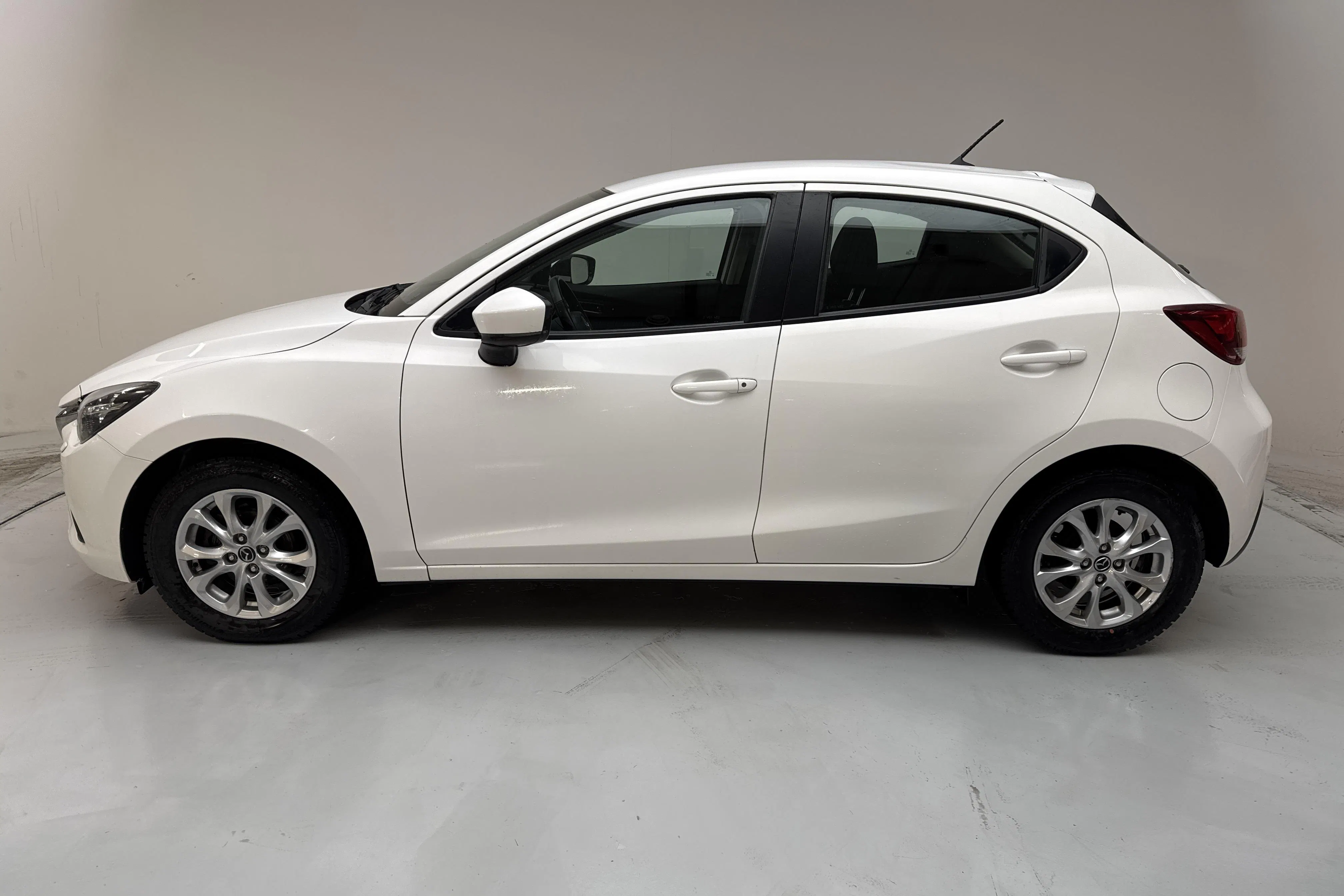 Presentation photo 2 of 11: Mazda 2 1.5 5dr (75hk) - 48 230 km - Manual - white - 2018