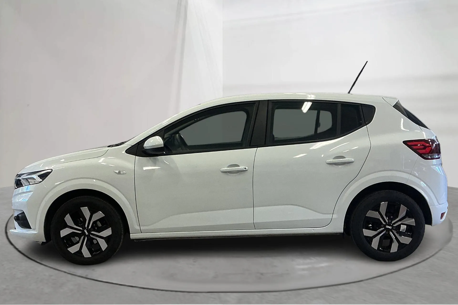 Presentationsfoto 2 av 14: Dacia Sandero 1.0 TCe (90hk) - 999 mil - Automat - vit - 2025
