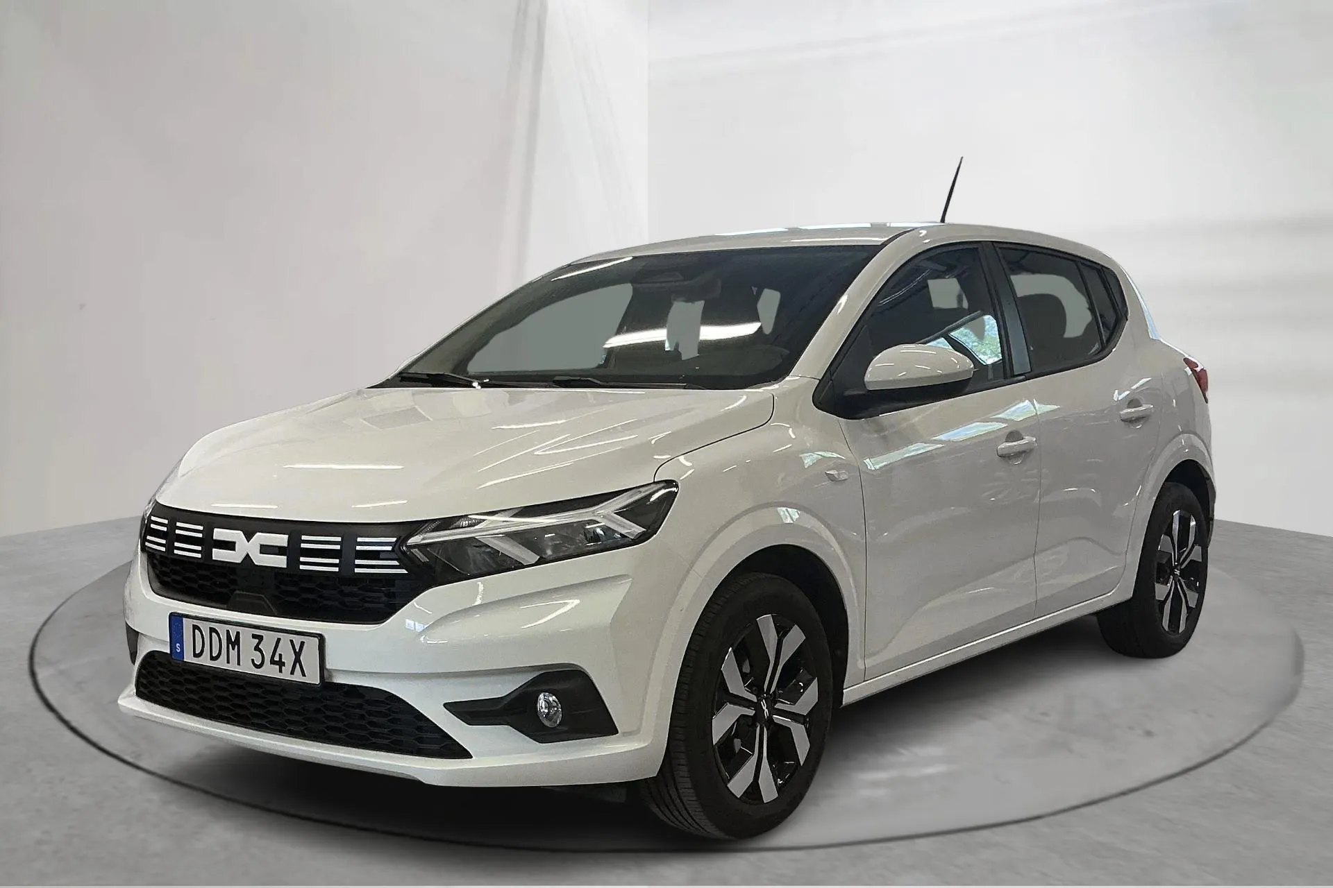 Presentationsfoto 1 av 14: Dacia Sandero 1.0 TCe (90hk) - 999 mil - Automat - vit - 2025