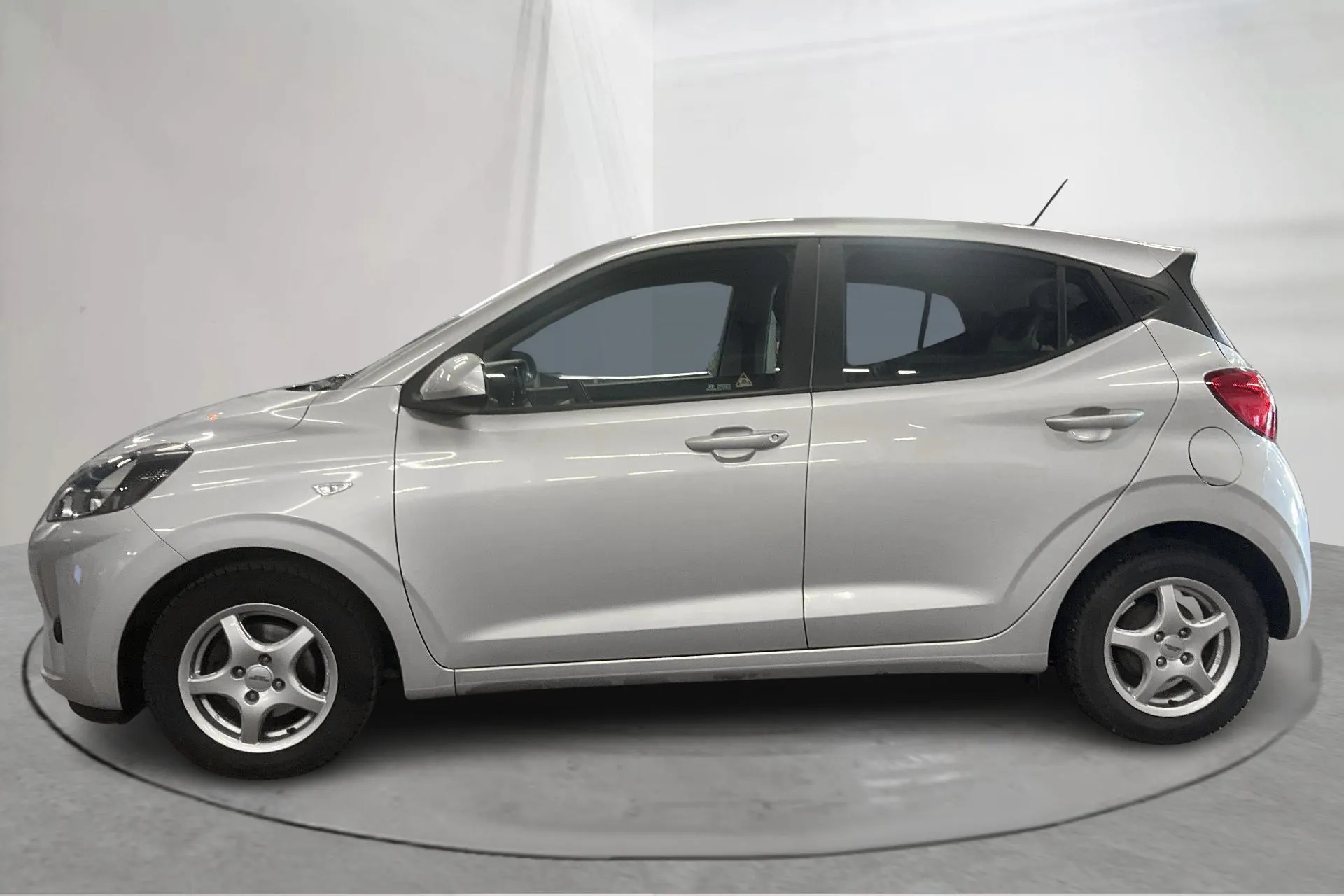 Presentation photo 2 of 13: Hyundai i10 1.0 MPi (67hk) - 29 610 km - Manual - gray - 2023
