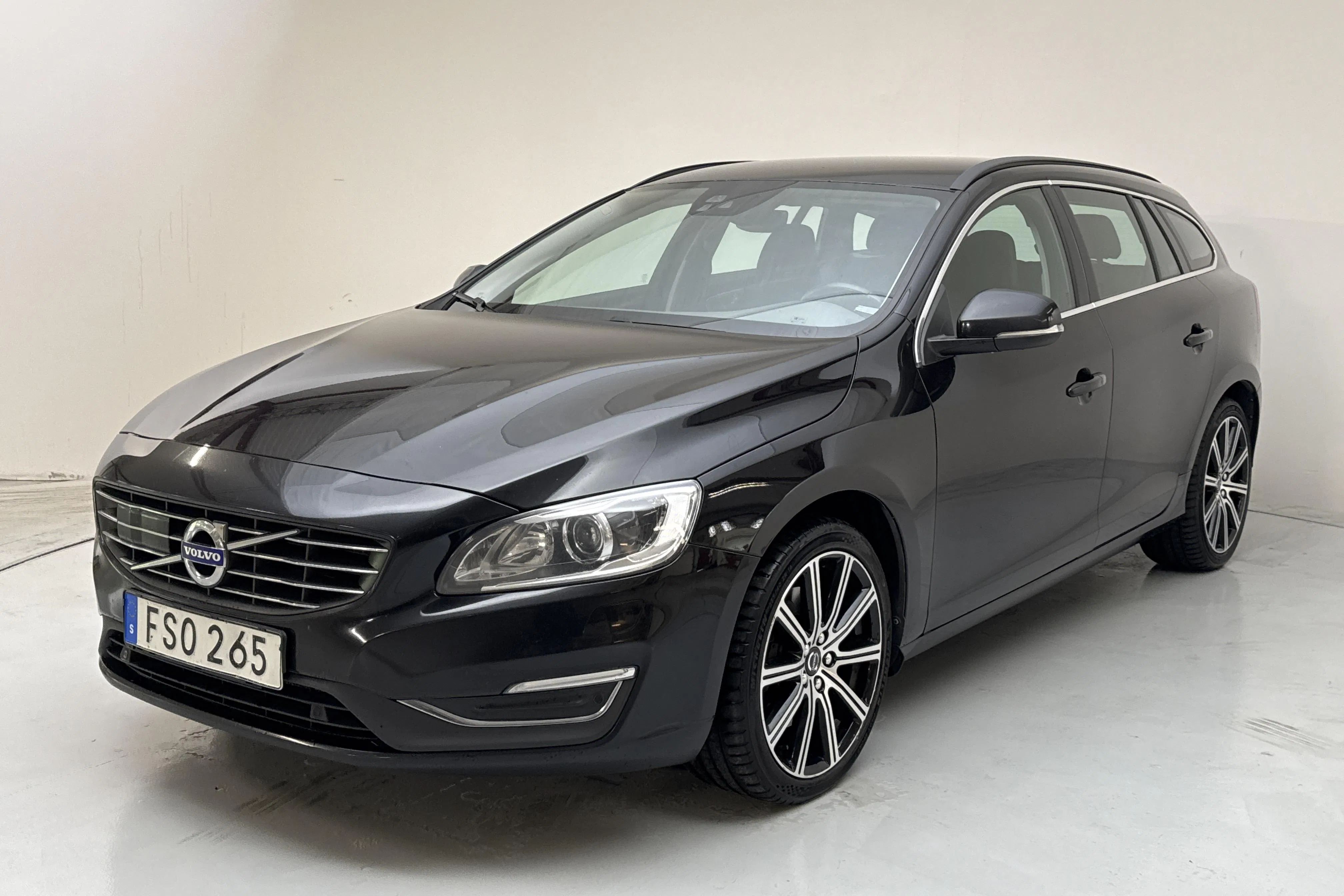 Presentation photo 1 of 16: Volvo V60 D4 AWD (190hk) - 187 120 km - Automatic - black - 2018