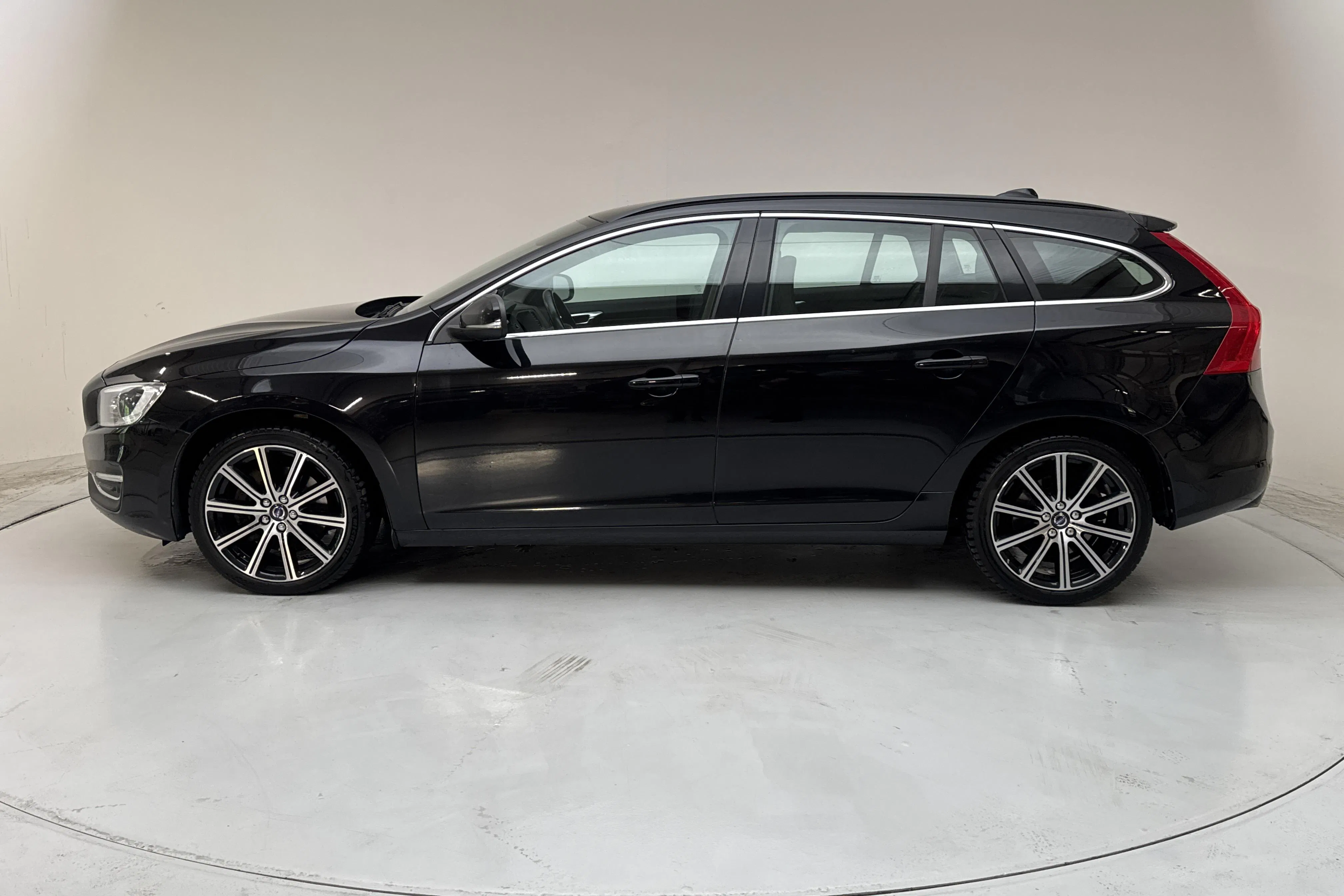 Presentation photo 2 of 16: Volvo V60 D4 AWD (190hk) - 187 120 km - Automatic - black - 2018