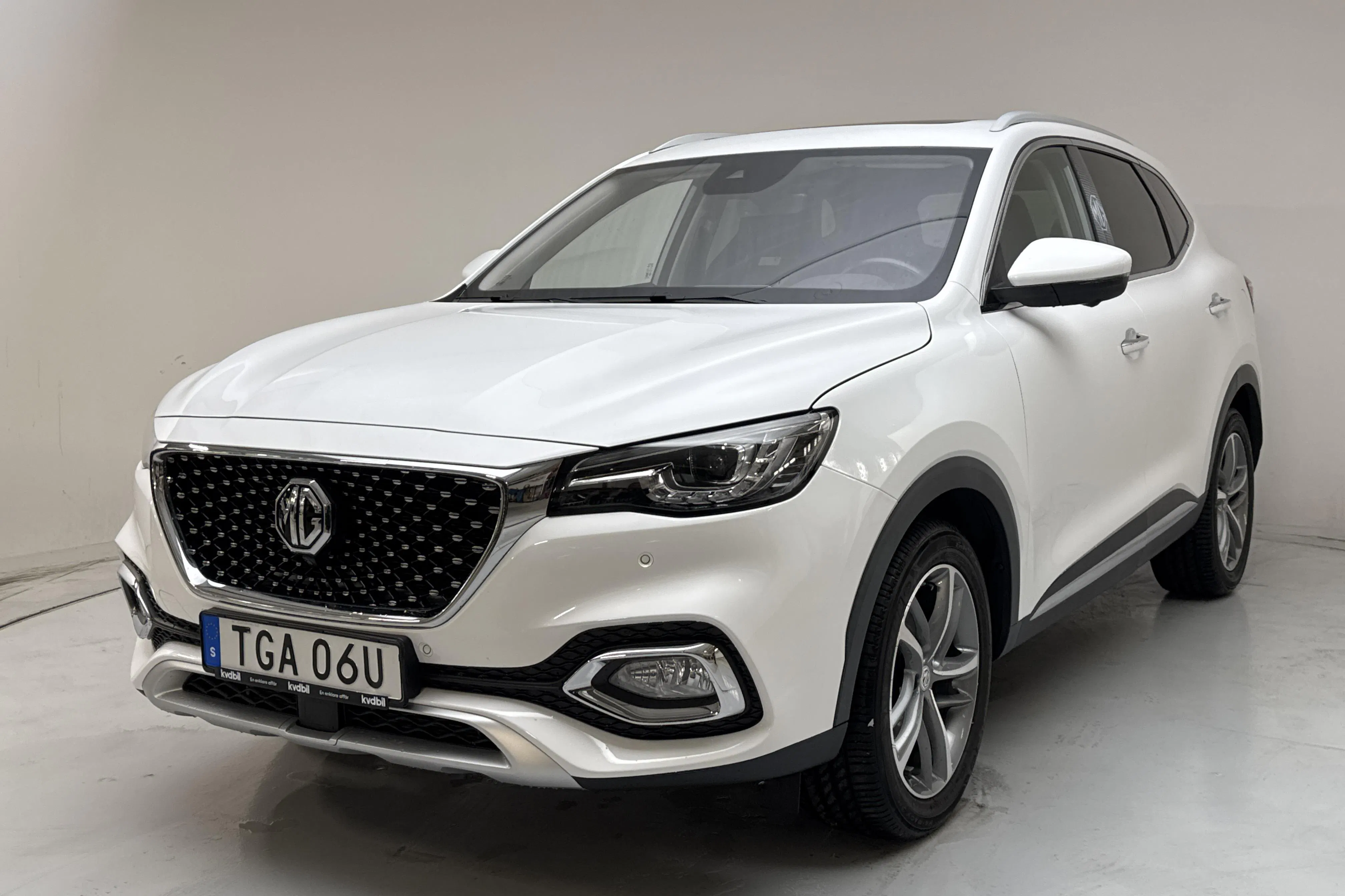 Presentation photo 1 of 17: MG EHS 1.5T PHEV (258hk) - 36 480 km - Automatic - white - 2022