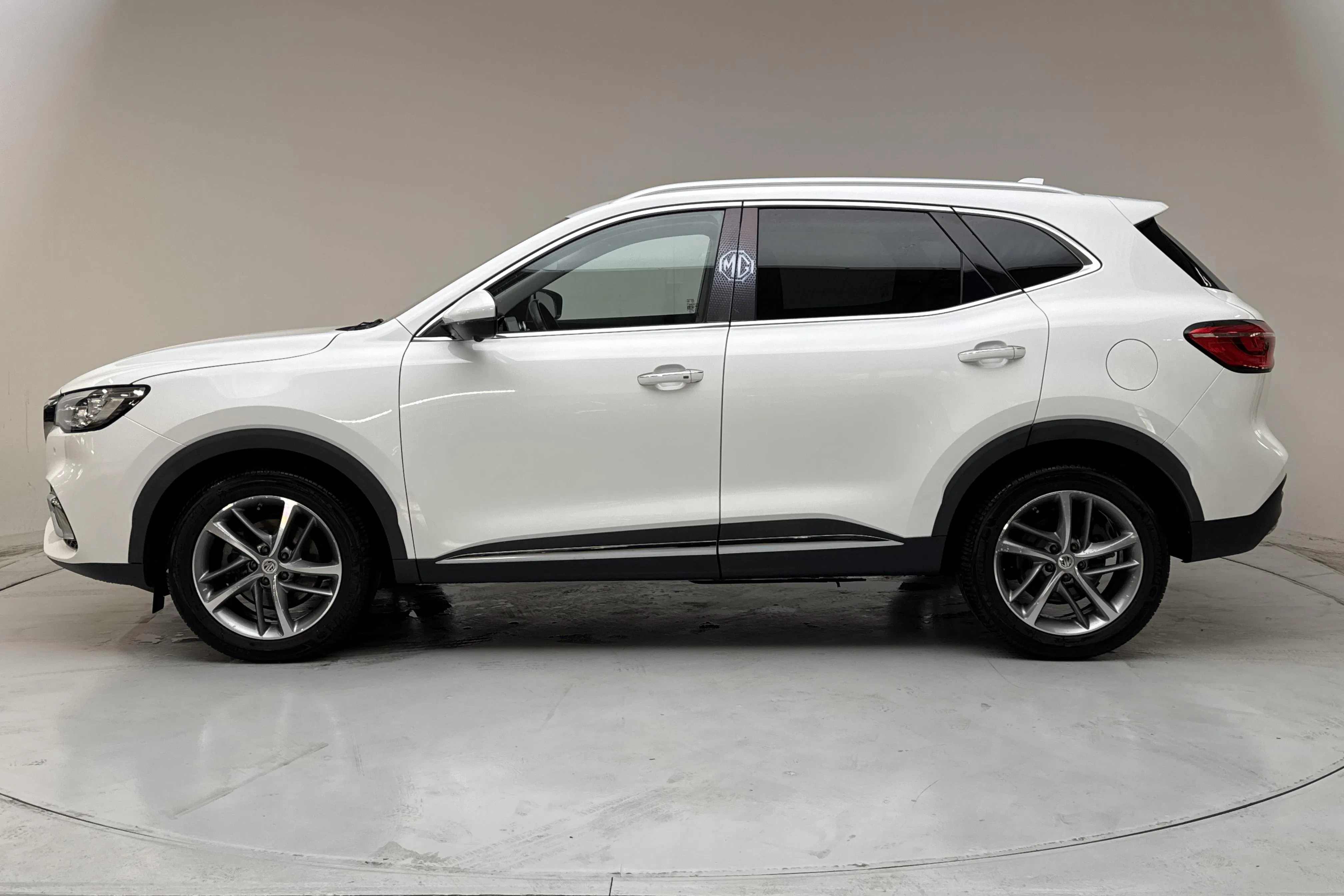 Presentation photo 2 of 17: MG EHS 1.5T PHEV (258hk) - 36 480 km - Automatic - white - 2022