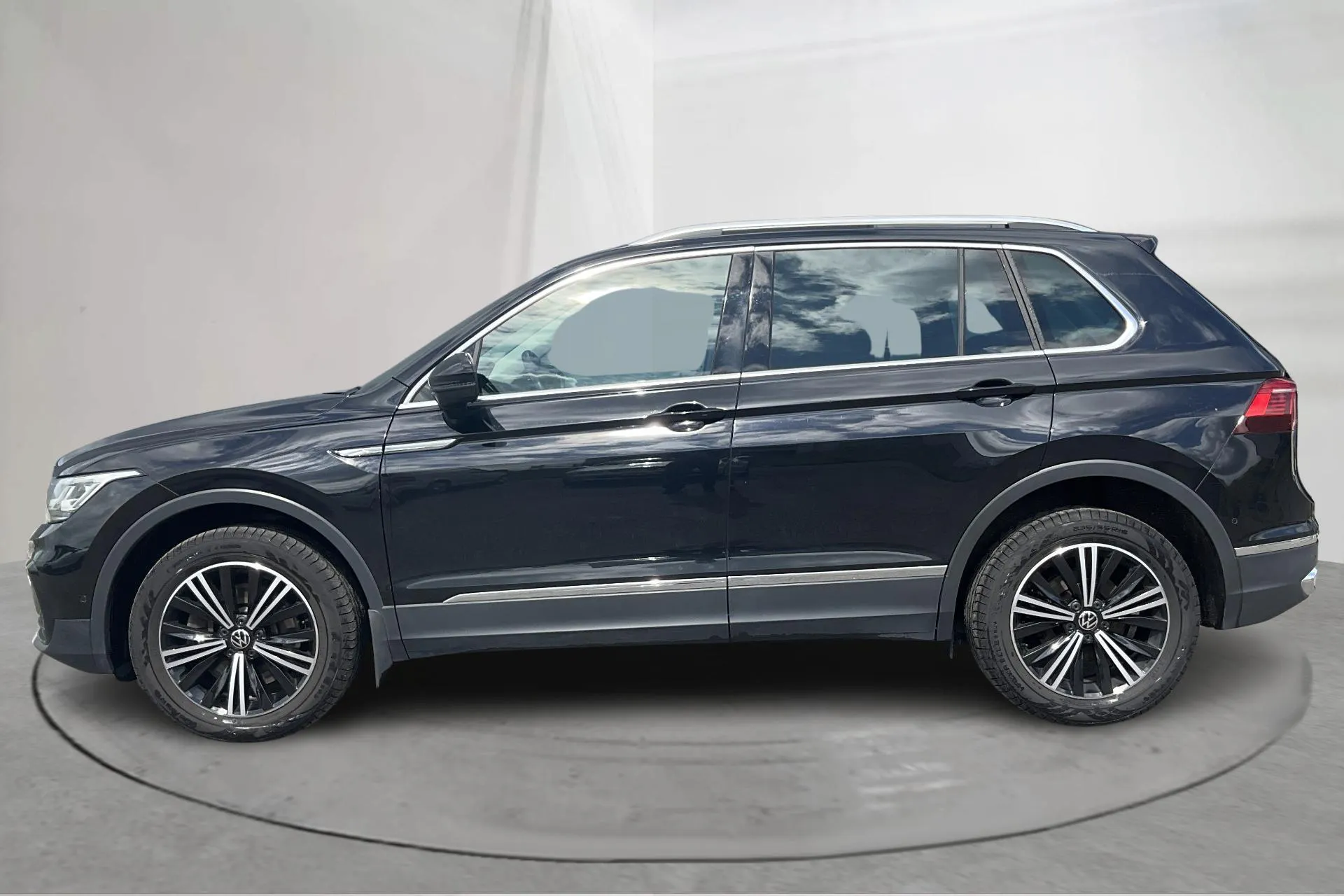 Presentation photo 2 of 20: VW Tiguan 2.0 TDI 4MOTION (200hk) - 137 170 km - Automatic - black - 2022