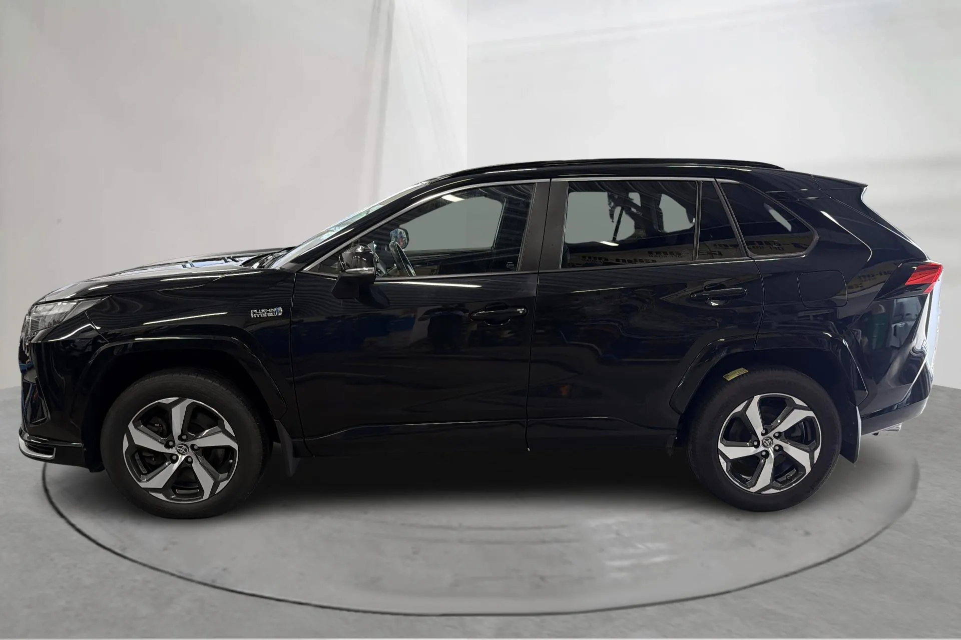 Presentationsfoto 2 av 17: Toyota RAV4 2.5 Plug-in Hybrid AWDi (306hk) - 10 402 mil - Automat - svart - 2022