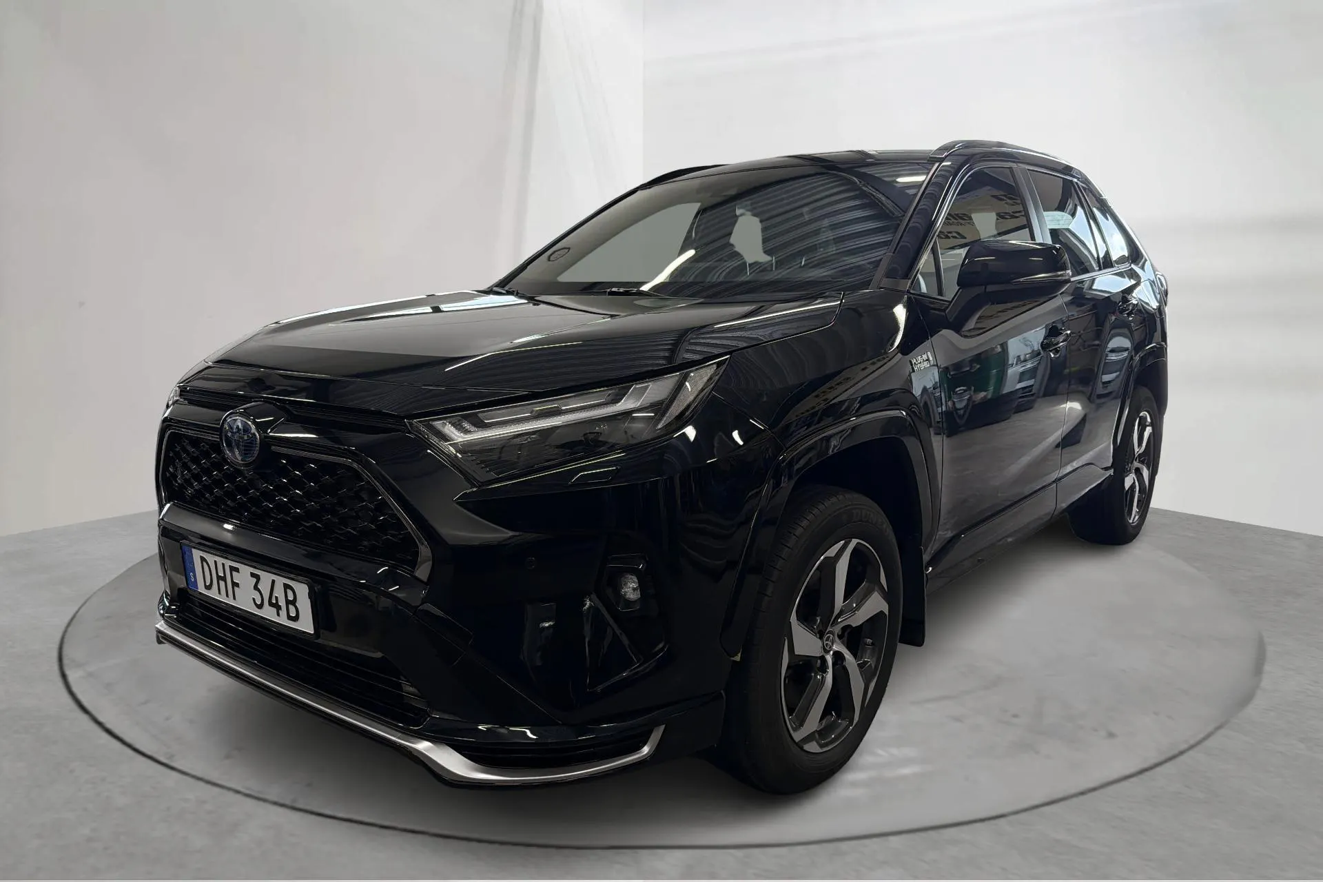 Presentationsfoto 1 av 17: Toyota RAV4 2.5 Plug-in Hybrid AWDi (306hk) - 10 402 mil - Automat - svart - 2022