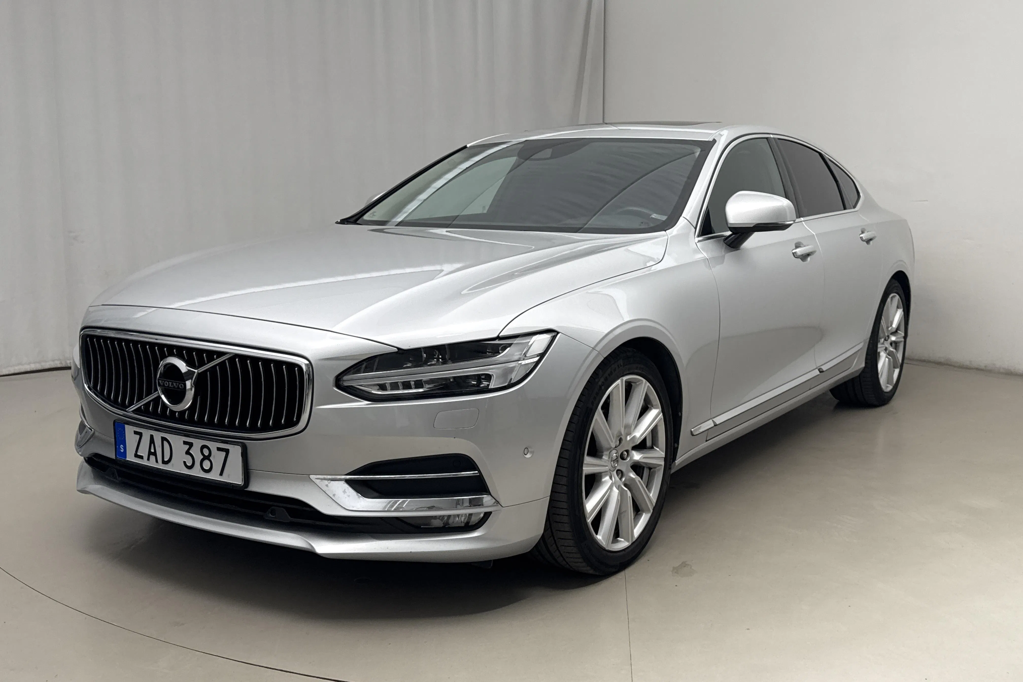 Presentation photo 1 of 18: Volvo S90 D4 AWD (190hk) - 133 550 km - Automatic - silver - 2018