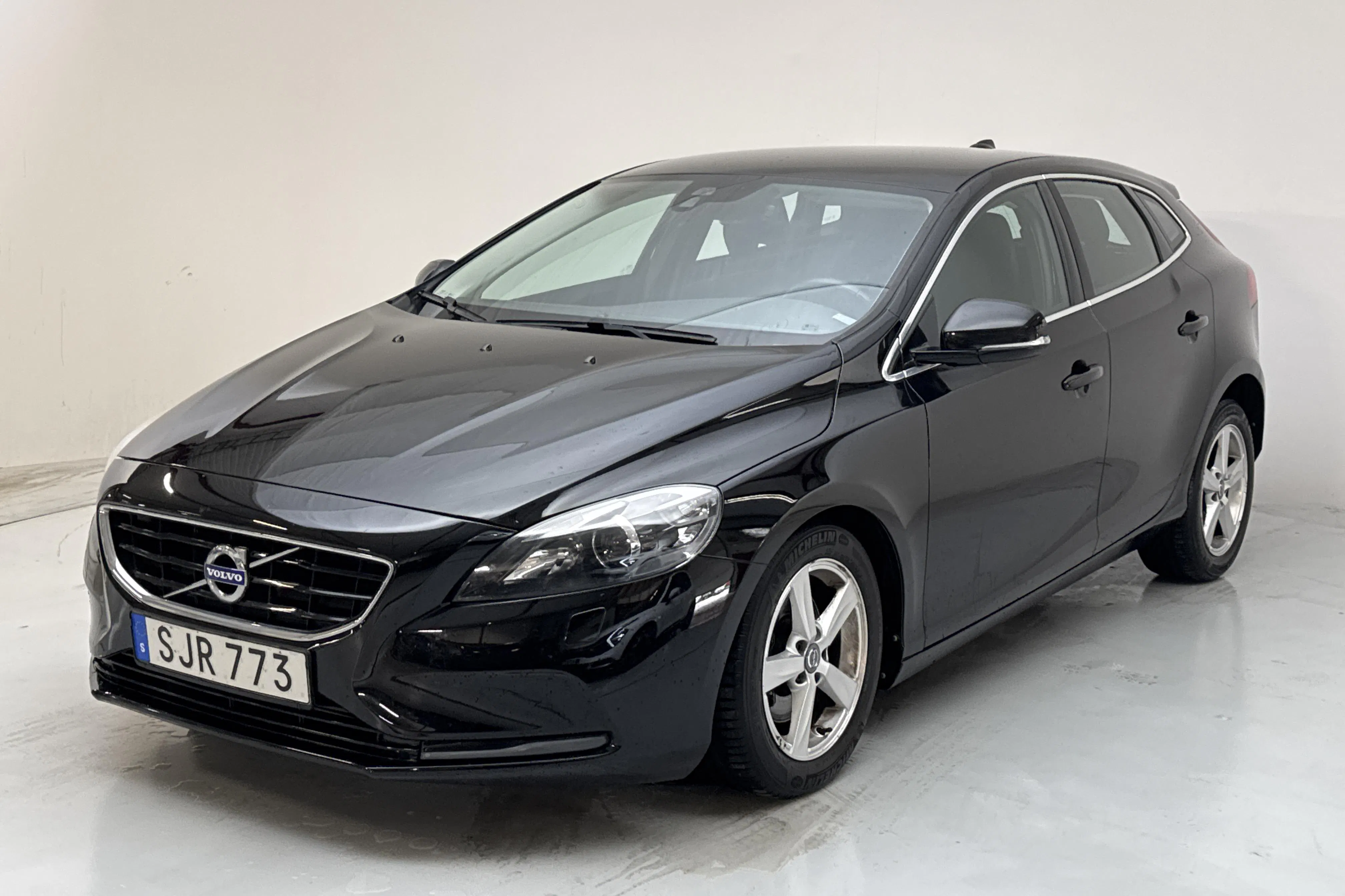 Esittelykuva 1 osoitteesta 13: Volvo V40 D2 (115hk) - 98 510 km - Automaattinen - musta - 2015
