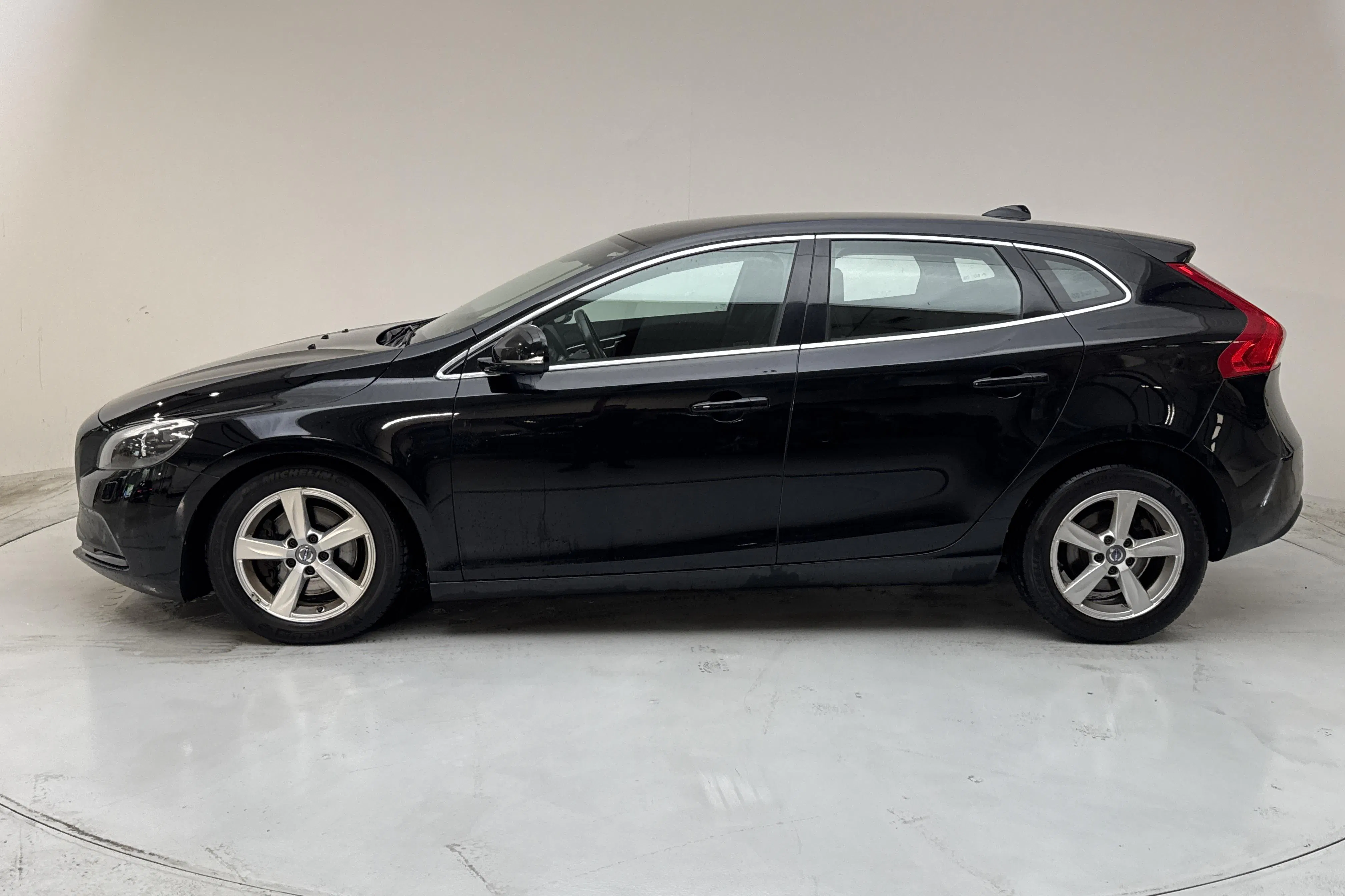 Esittelykuva 2 osoitteesta 13: Volvo V40 D2 (115hk) - 98 510 km - Automaattinen - musta - 2015
