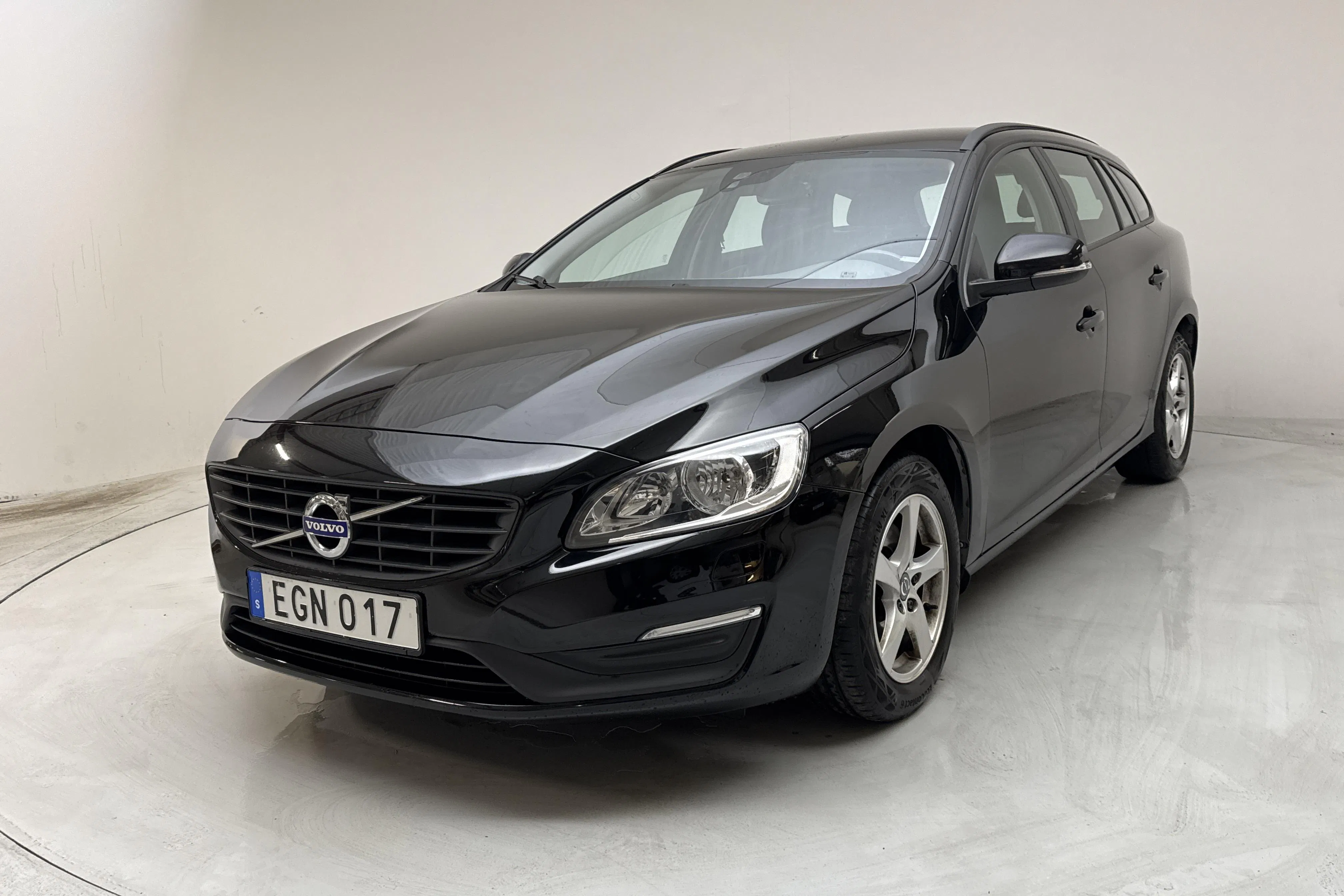 Presentationsfoto 1 av 16: Volvo V60 T3 (152hk) - 9 691 mil - Automat - svart - 2018