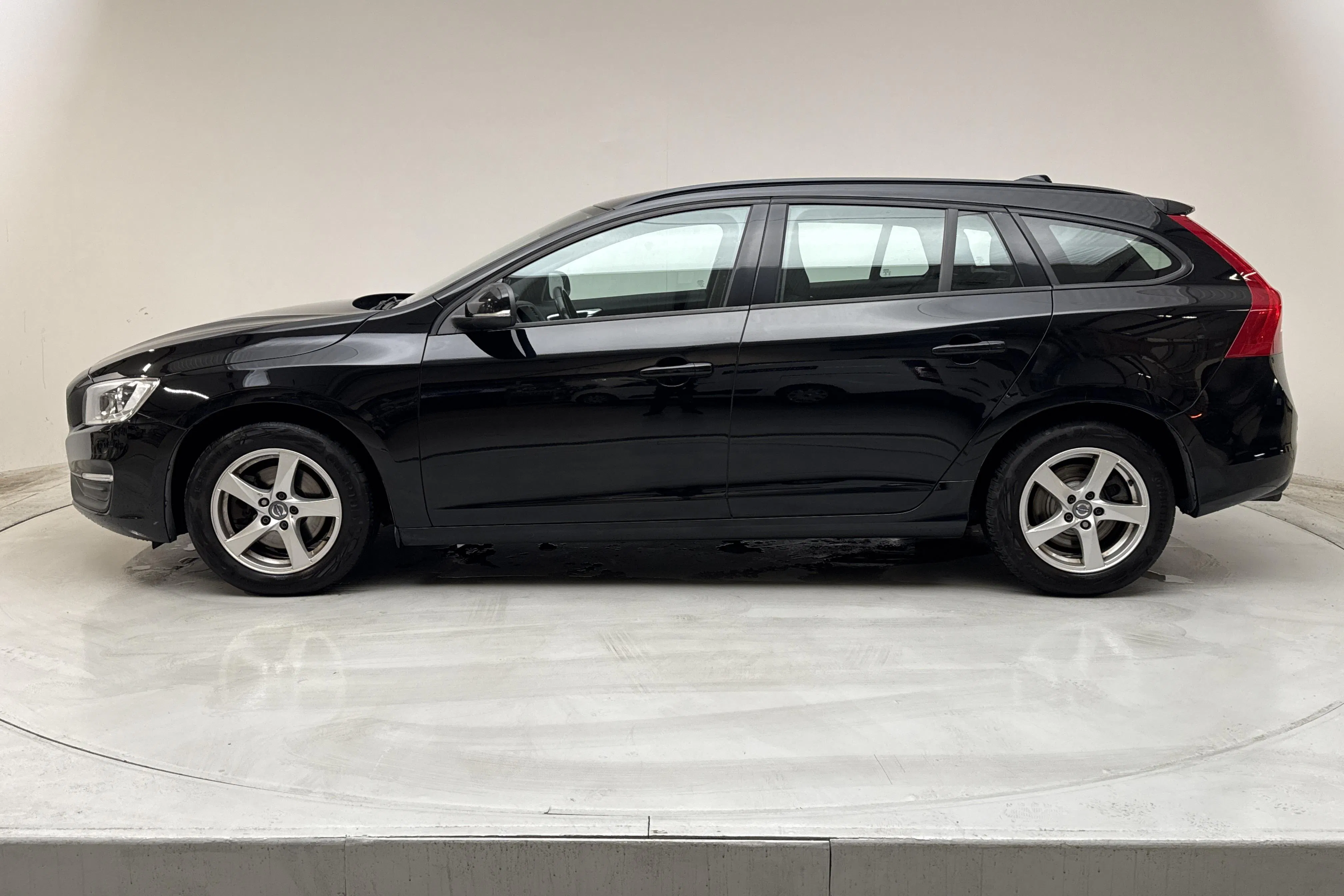 Presentationsfoto 2 av 16: Volvo V60 T3 (152hk) - 9 691 mil - Automat - svart - 2018
