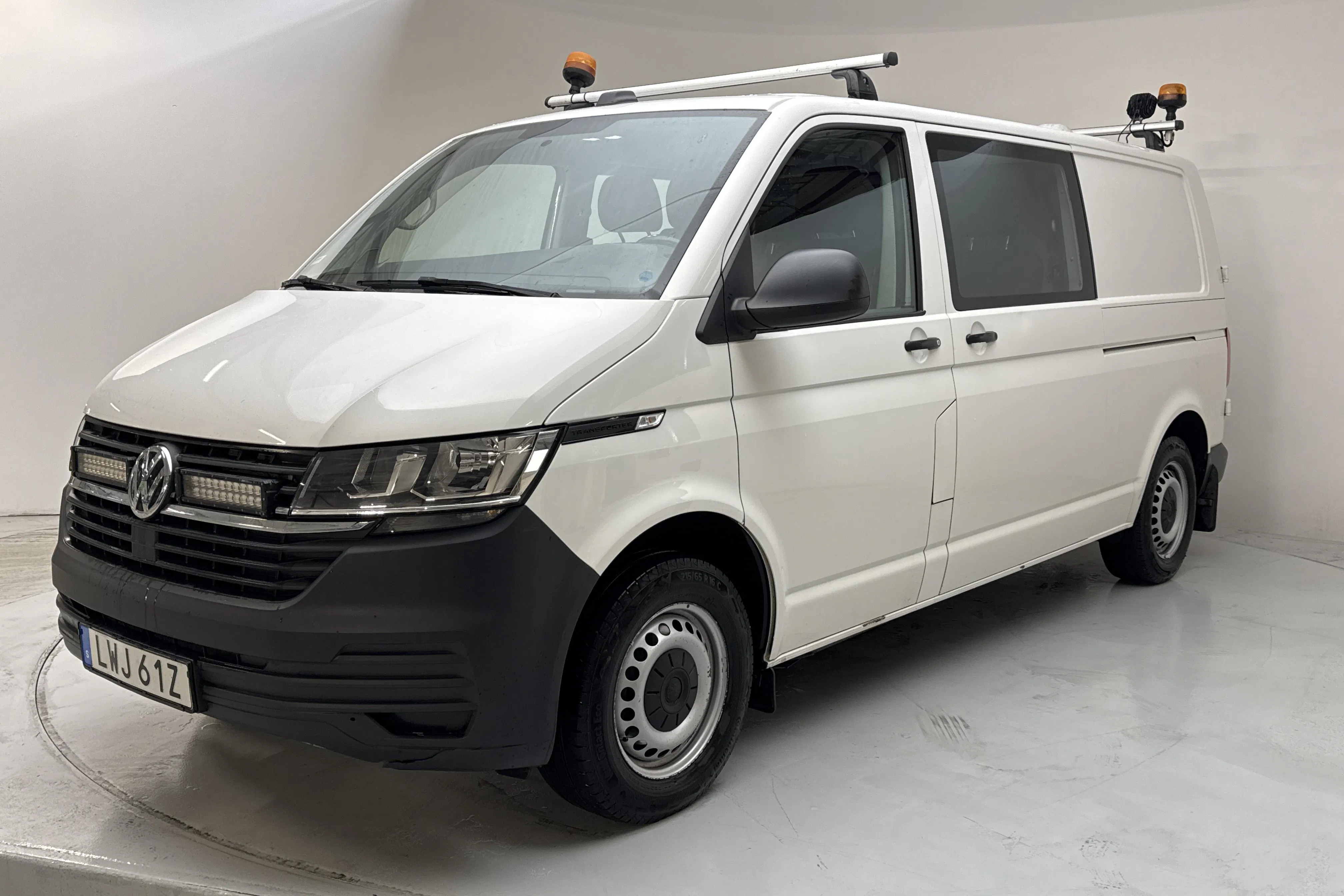 Presentationsfoto 1 av 16: VW Transporter 2.0 TDI BMT Skåp 4MOTION (150hk) - 10 996 mil - Manuell - vit - 2020