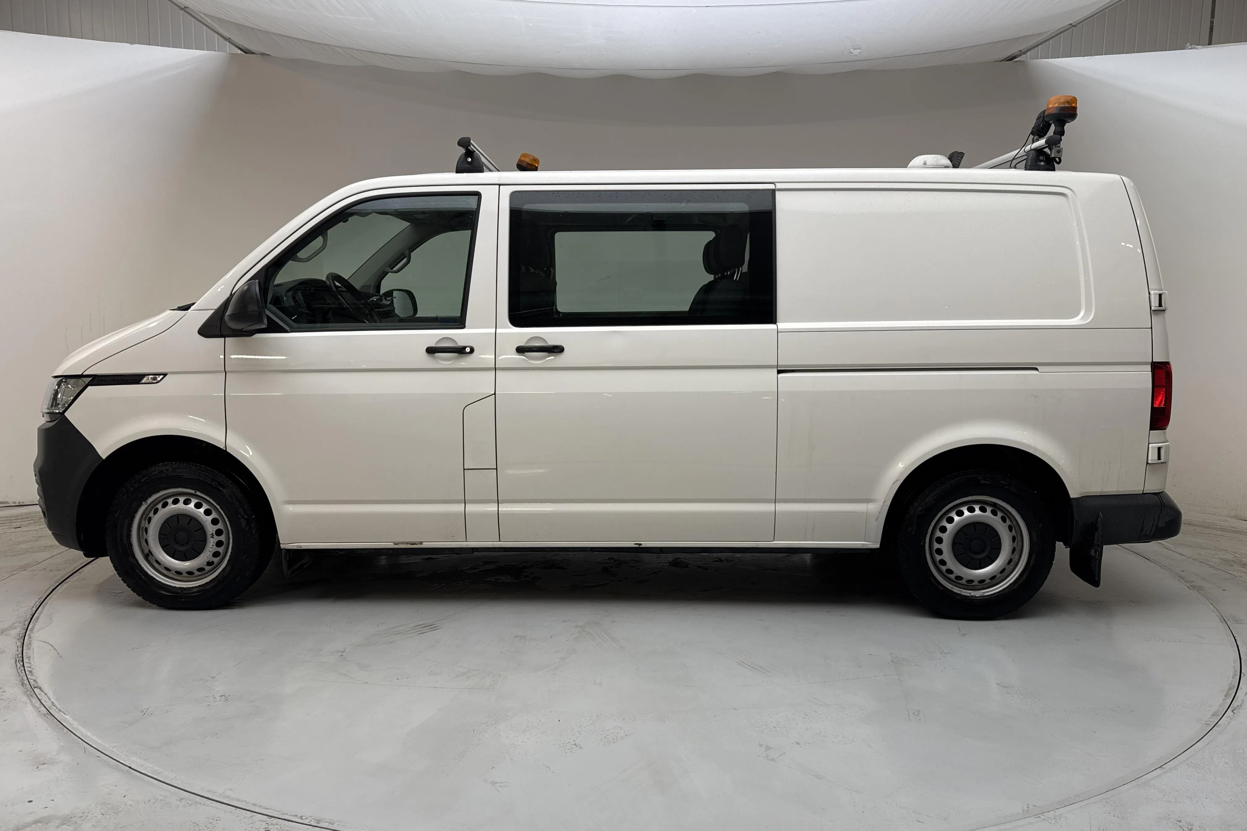 Presentationsfoto 2 av 16: VW Transporter 2.0 TDI BMT Skåp 4MOTION (150hk) - 10 996 mil - Manuell - vit - 2020