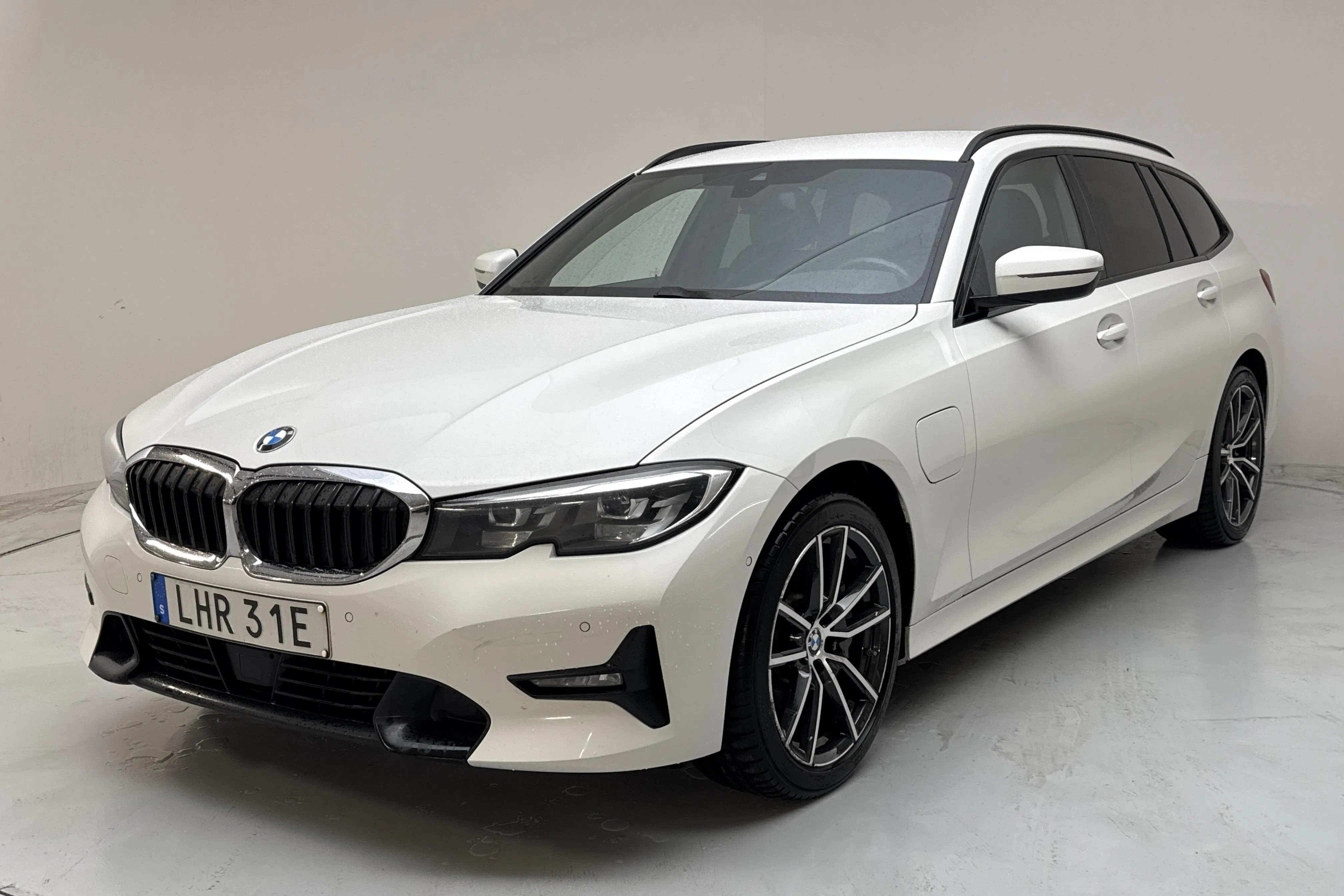 Presentationsfoto 1 av 17: BMW 330e Touring, G21 (292hk) - 18 052 mil - Automat - vit - 2021