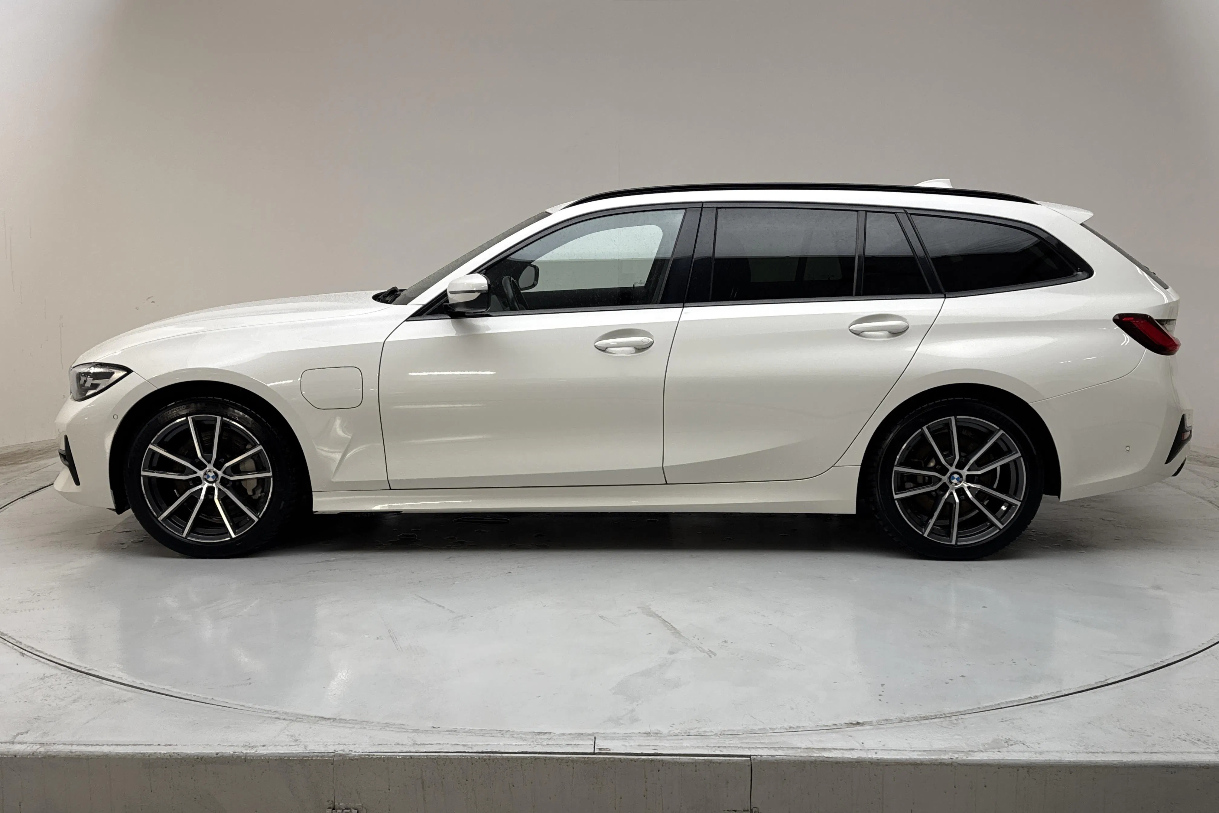 Presentationsfoto 2 av 17: BMW 330e Touring, G21 (292hk) - 18 052 mil - Automat - vit - 2021