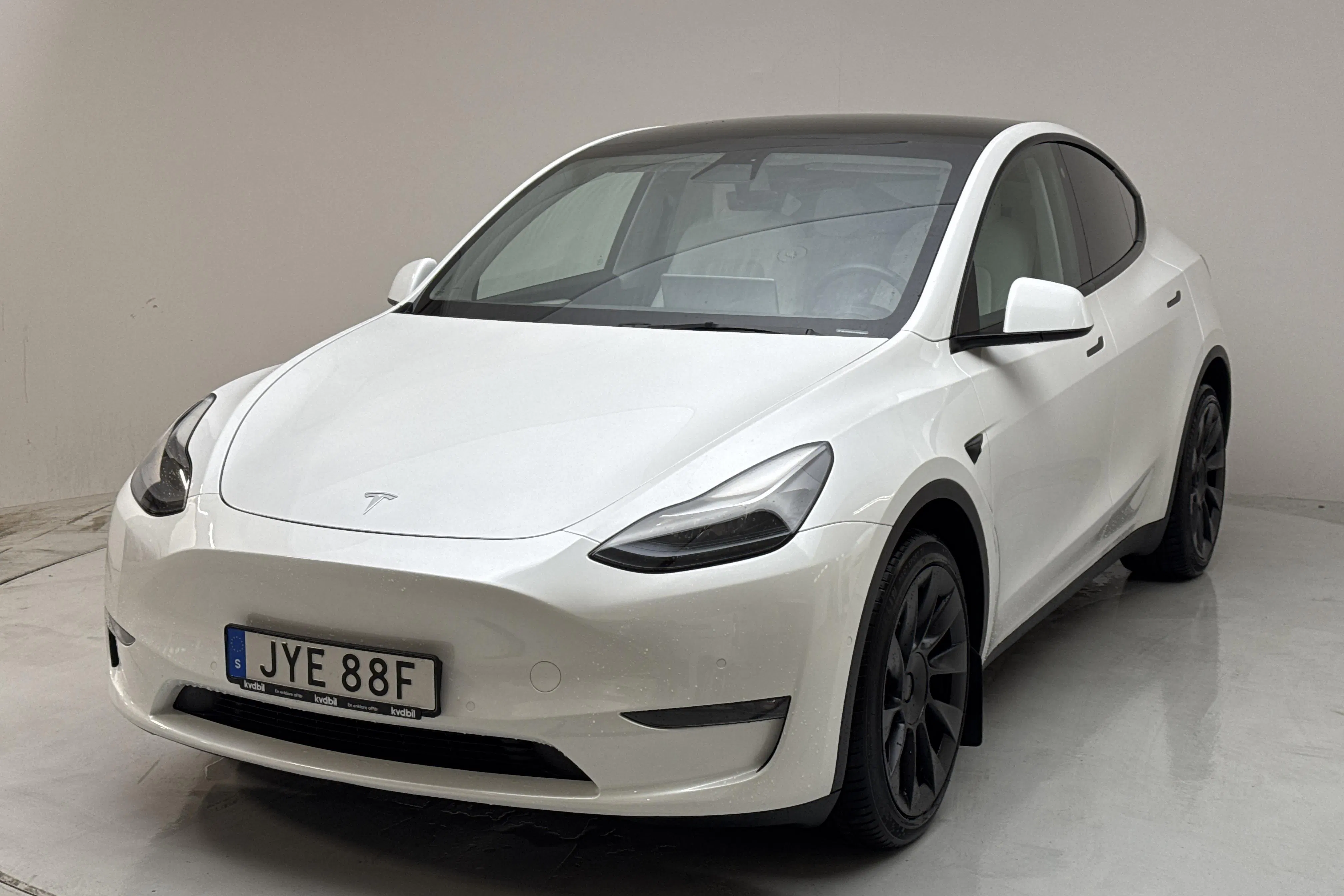 Presentation photo 1 of 19: Tesla Model Y Long Range Dual Motor AWD - 8 348 Scandinavian mile - Automatic - white - 2021
