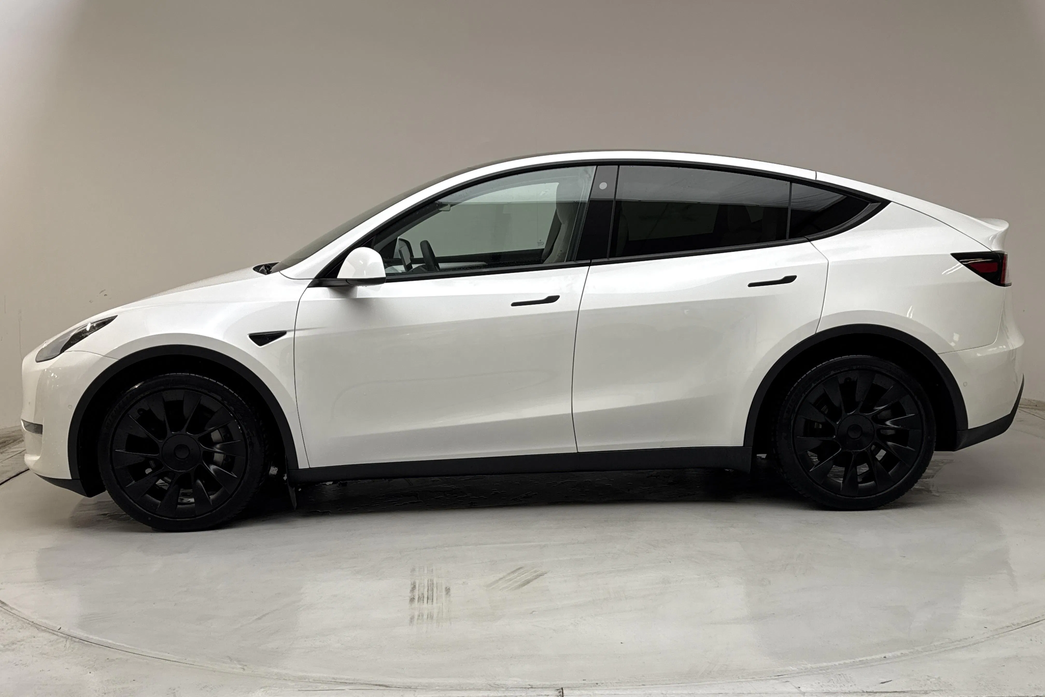 Presentation photo 2 of 19: Tesla Model Y Long Range Dual Motor AWD - 8 348 Scandinavian mile - Automatic - white - 2021