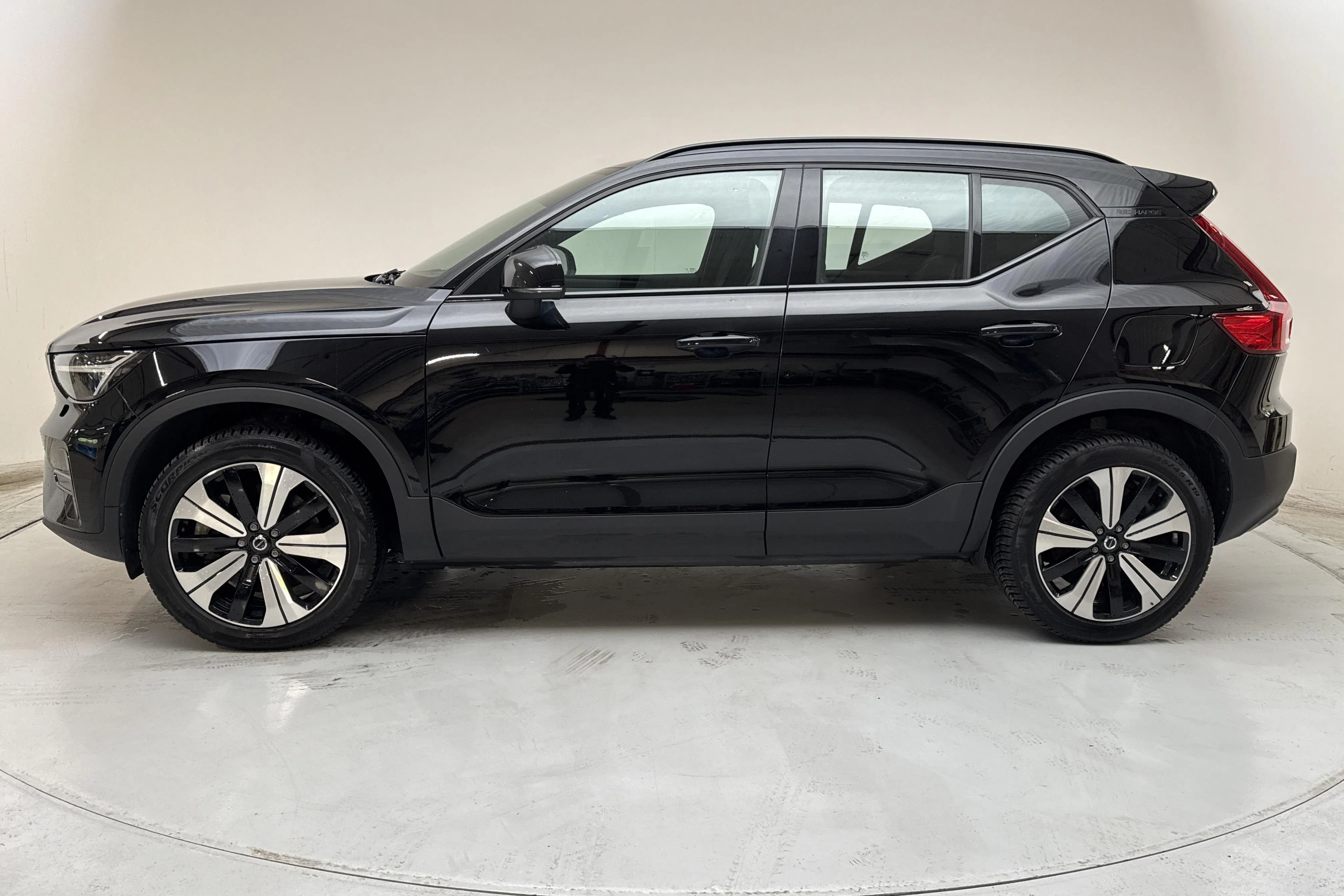Presentation photo 2 of 17: Volvo XC40 P6 Recharge (231hk) - 9 728 Scandinavian mile - Automatic - black - 2023