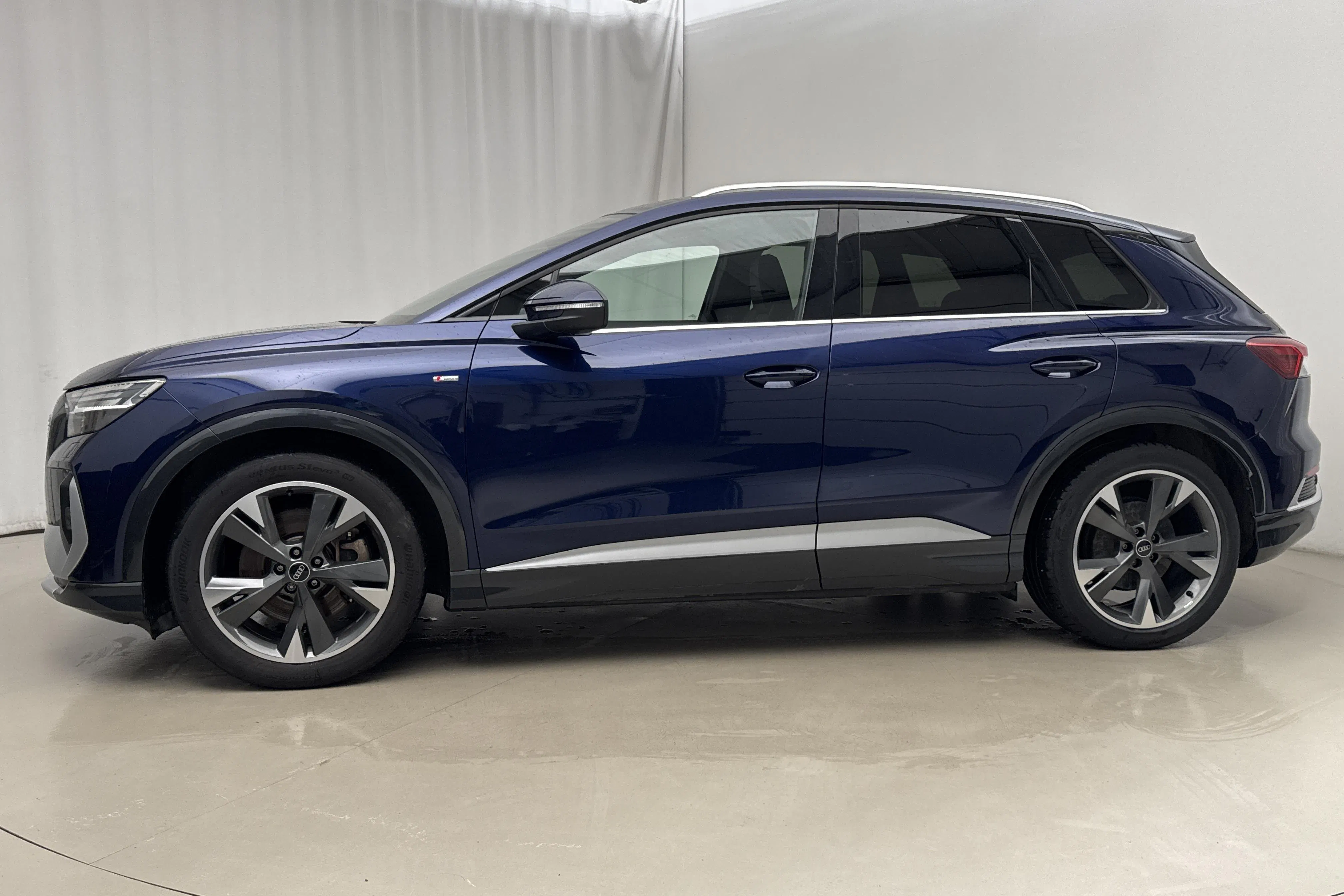 Presentationsfoto 2 av 21: Audi Q4 45 e-tron quattro 82kWh (286hk) - 3 867 mil - Automat - blå - 2024