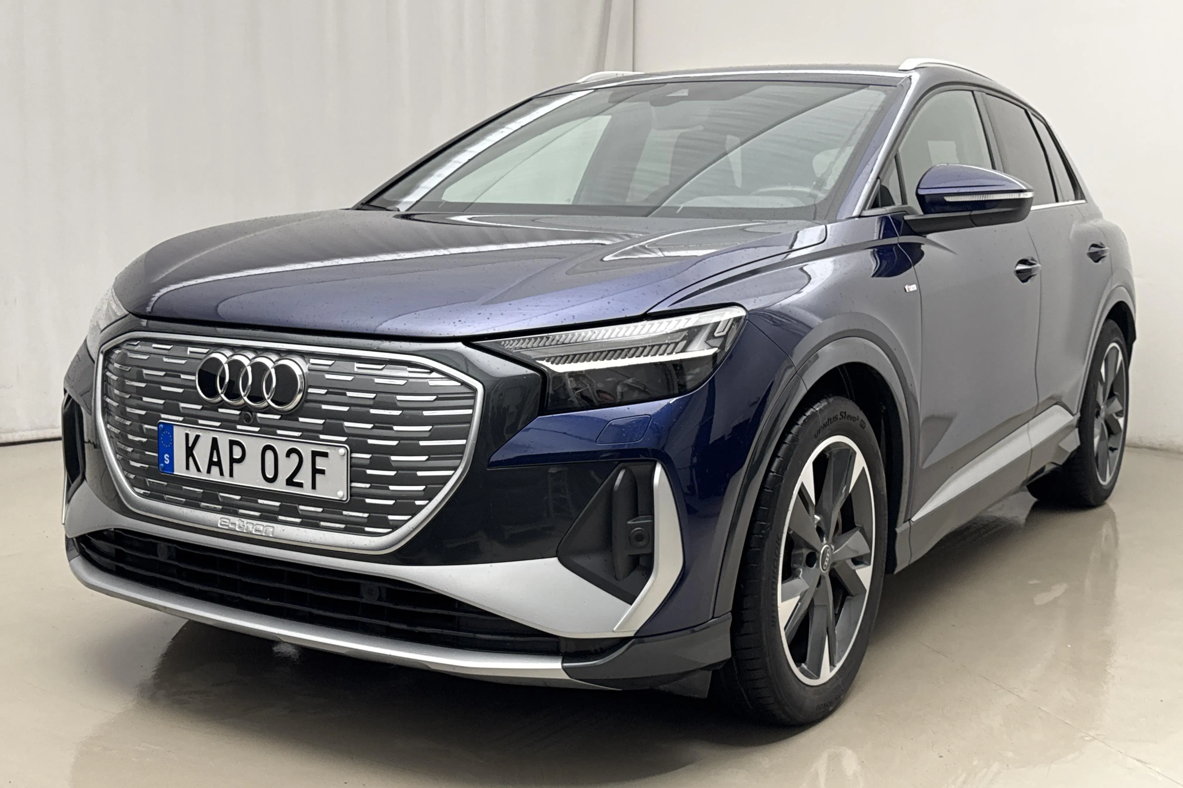 Presentationsfoto 1 av 21: Audi Q4 45 e-tron quattro 82kWh (286hk) - 3 867 mil - Automat - blå - 2024