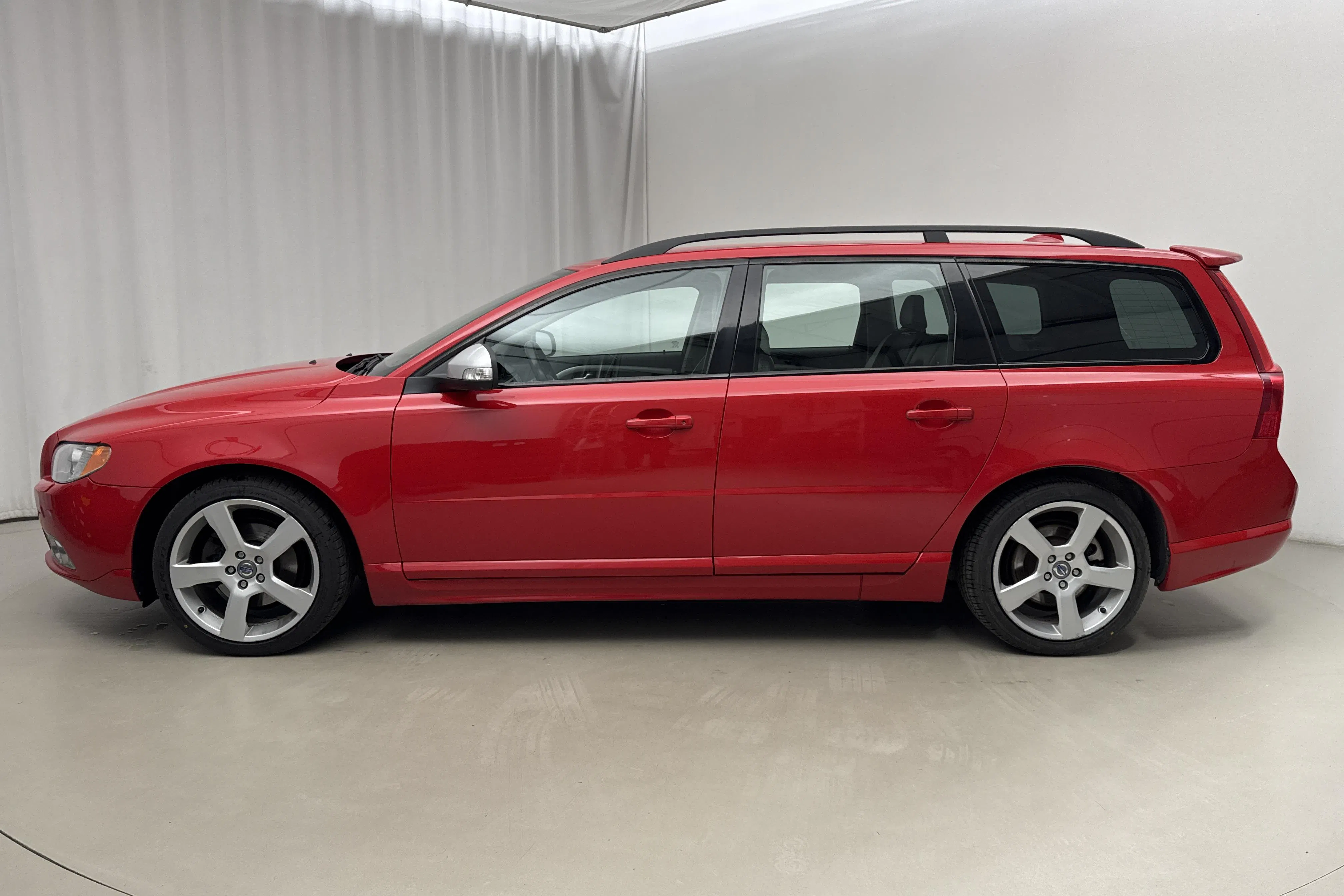 Presentationsfoto 2 av 14: Volvo V70 II T4 (180hk) - 30 878 mil - Automat - röd - 2011