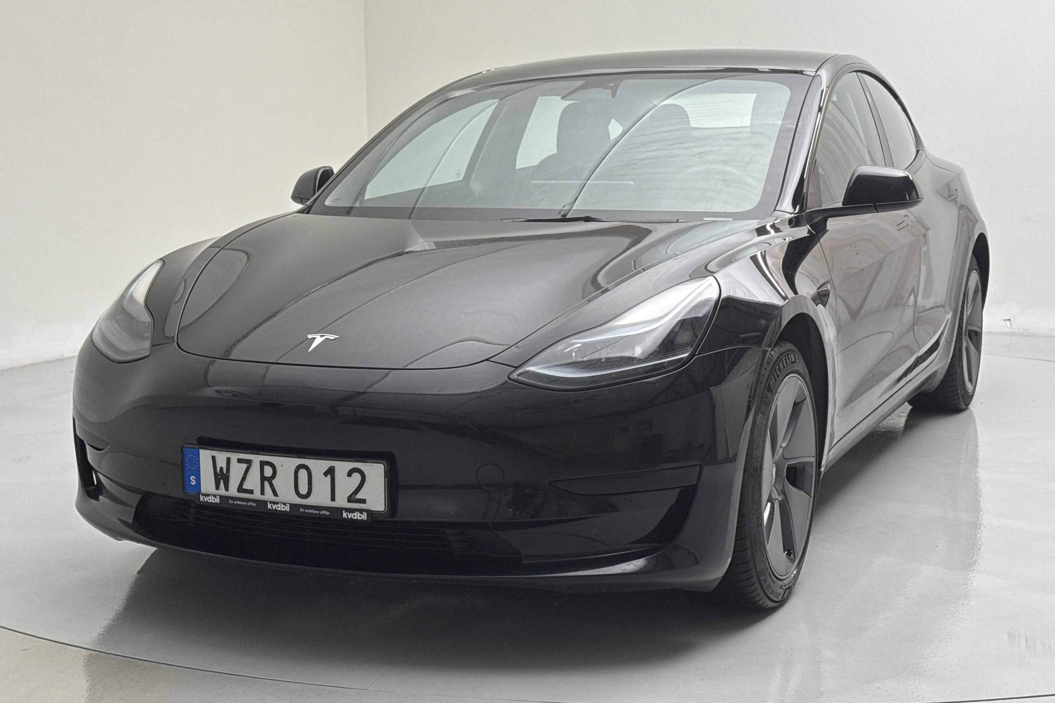 Presentationsfoto 1 av 17: Tesla Model 3 Standard Range RWD - 8 655 mil - Automat - svart - 2023